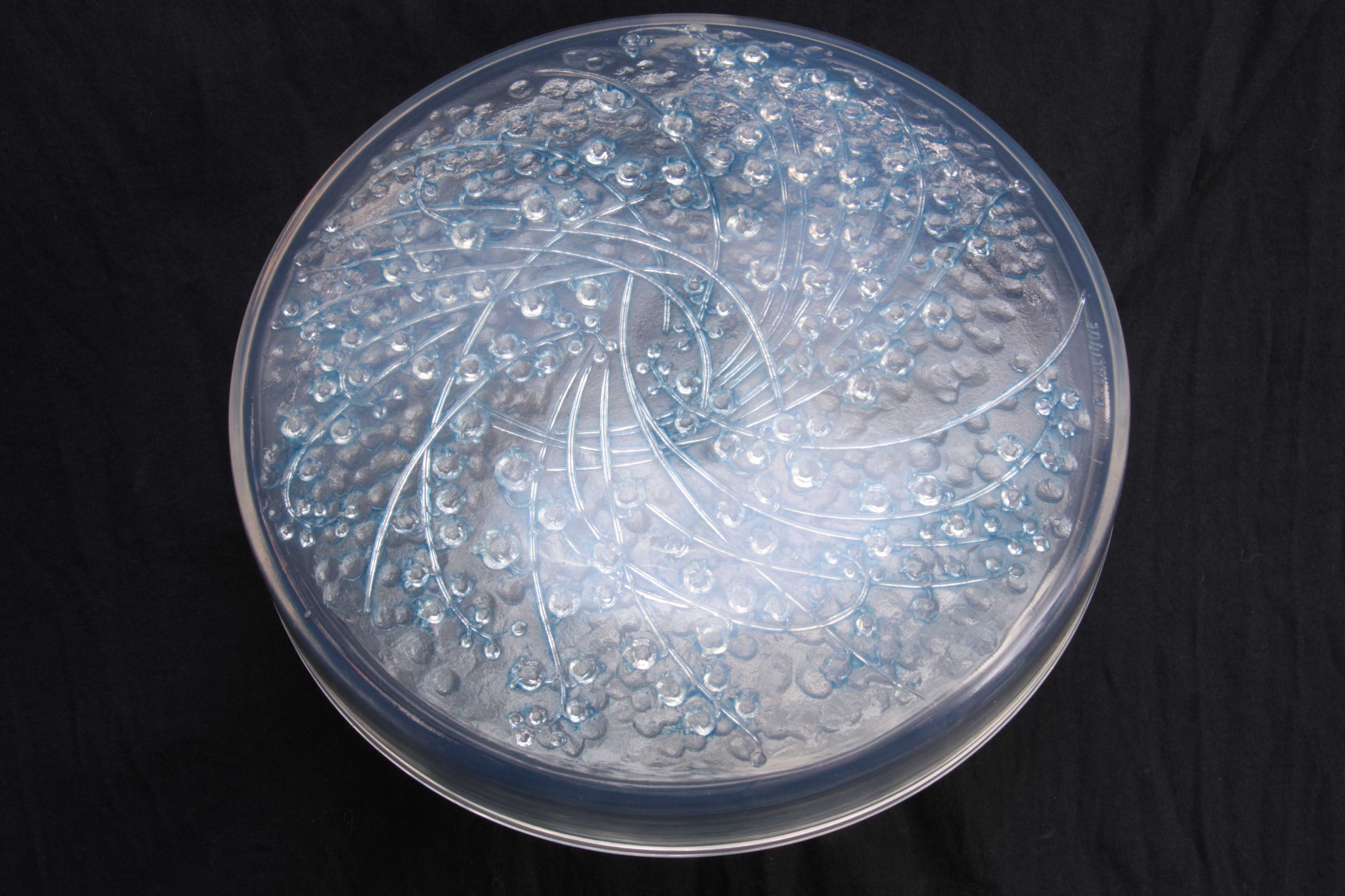 R. LALIQUE, FRANCE A 20TH CENTURY OPALESCENT AND BLUE STAINED MUGUETS BOX decorated with flower - Image 2 of 7