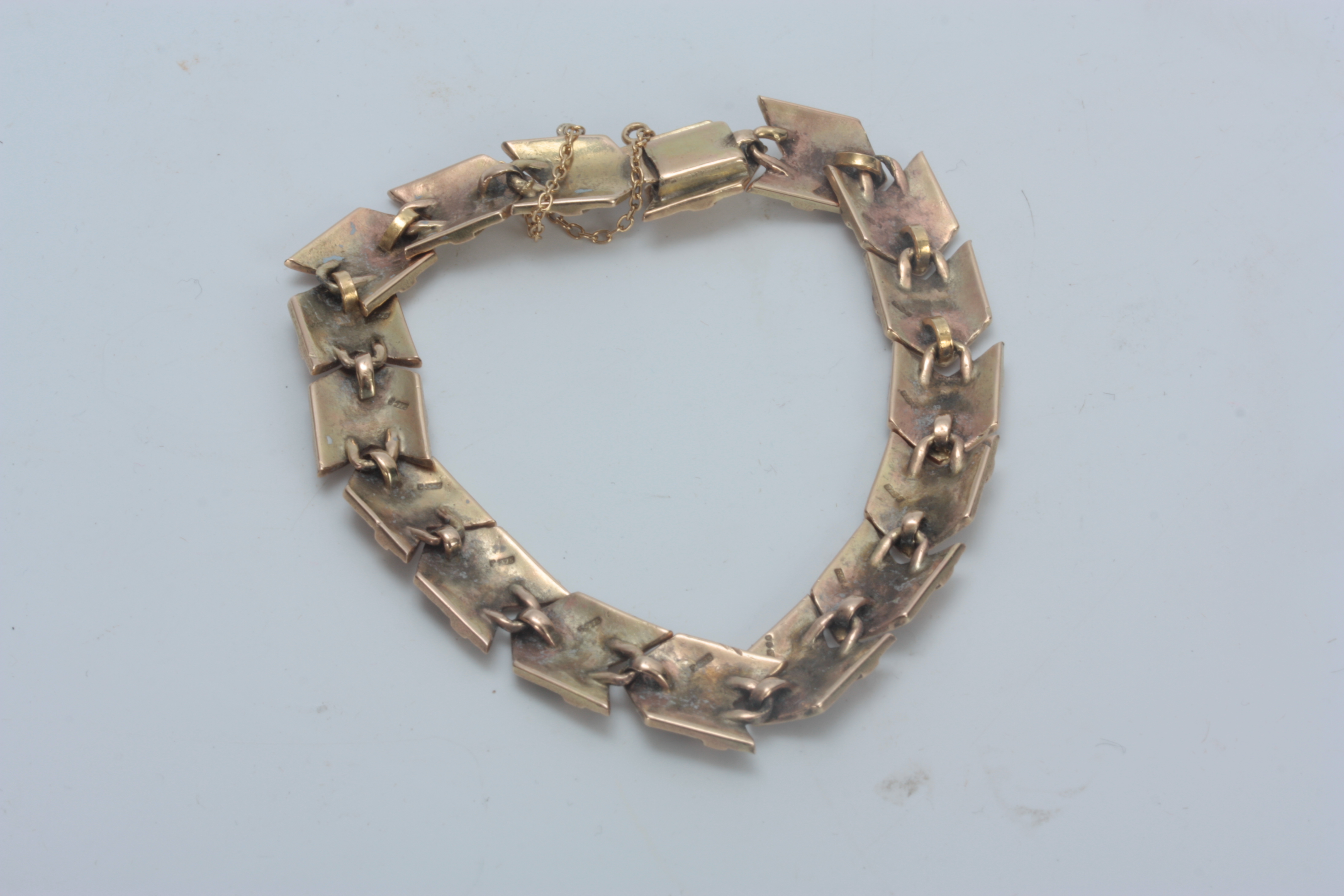 A LADIES 9CT GOLD BRACELET with arrowhead links app. 22g - Image 4 of 4