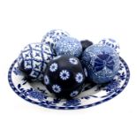 A SELECTION OF 7 MID 20TH CENTURY BLUE AND WHITE CERAMIC CARPET BOWLS WITH A DELFT PLATE, of varying