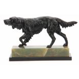 AN EARLY 20th CENTURY BRONZE SCULPTURE modelled as a gun dog on the scent, mounted on black marble