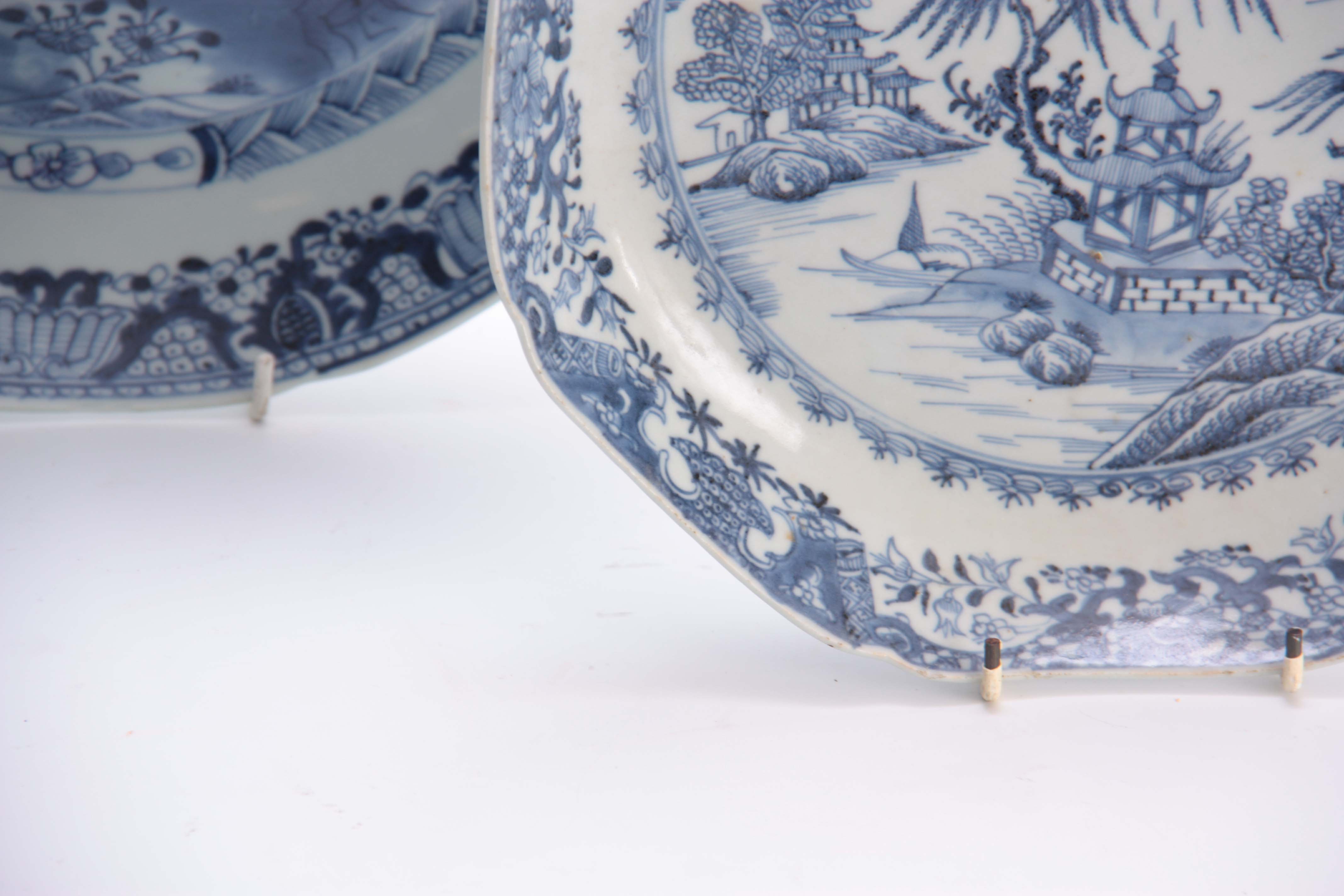 AN 18TH CENTURY CHINESE BLUE AND WHITE SHALLOW DISH with fenced garden scene and butterfly centre - Image 4 of 4