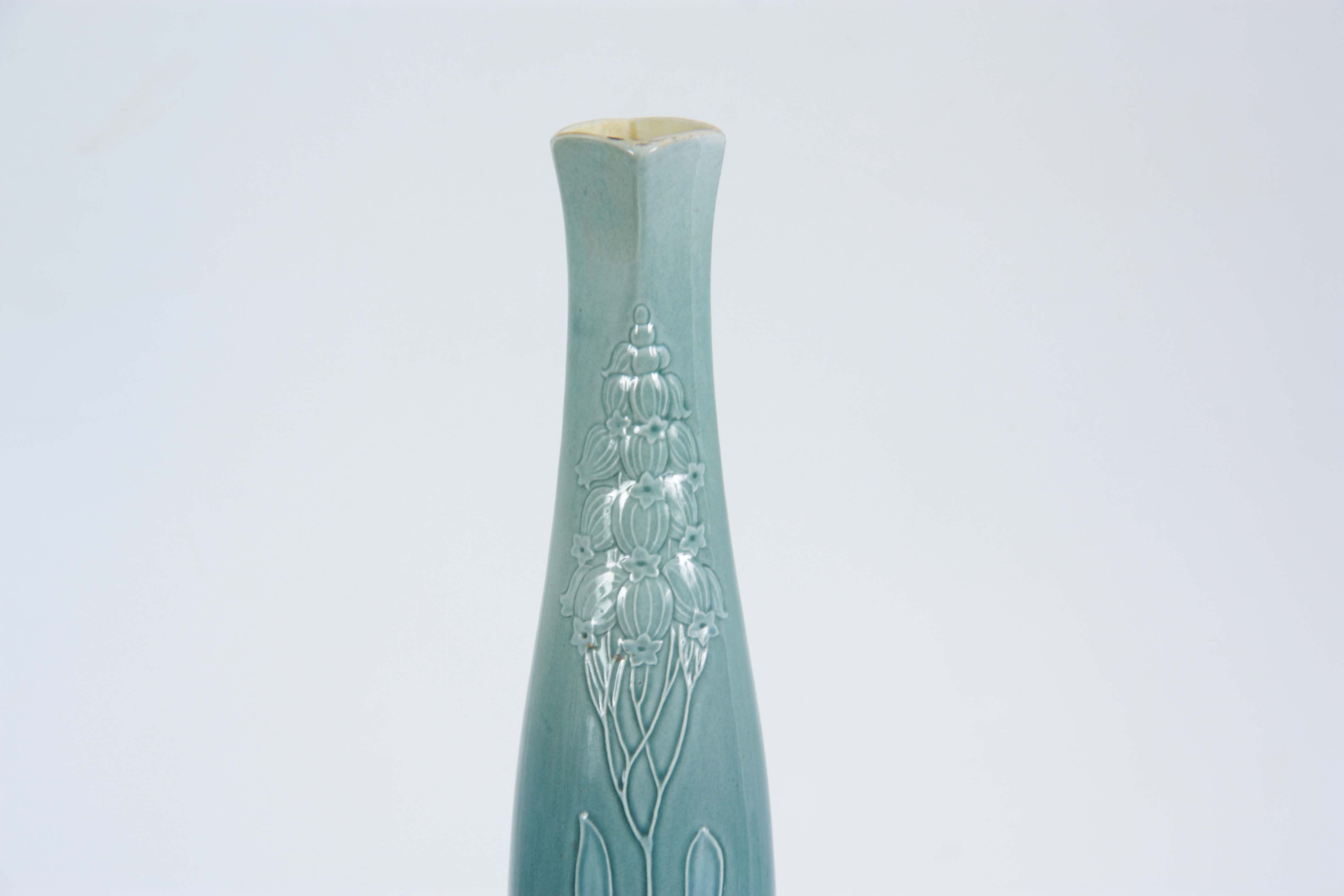 AN EARLY 20TH CENTURY VILLEROY AND BOCH ART NOUVEAU VASE with tube lined decoration having - Image 3 of 3