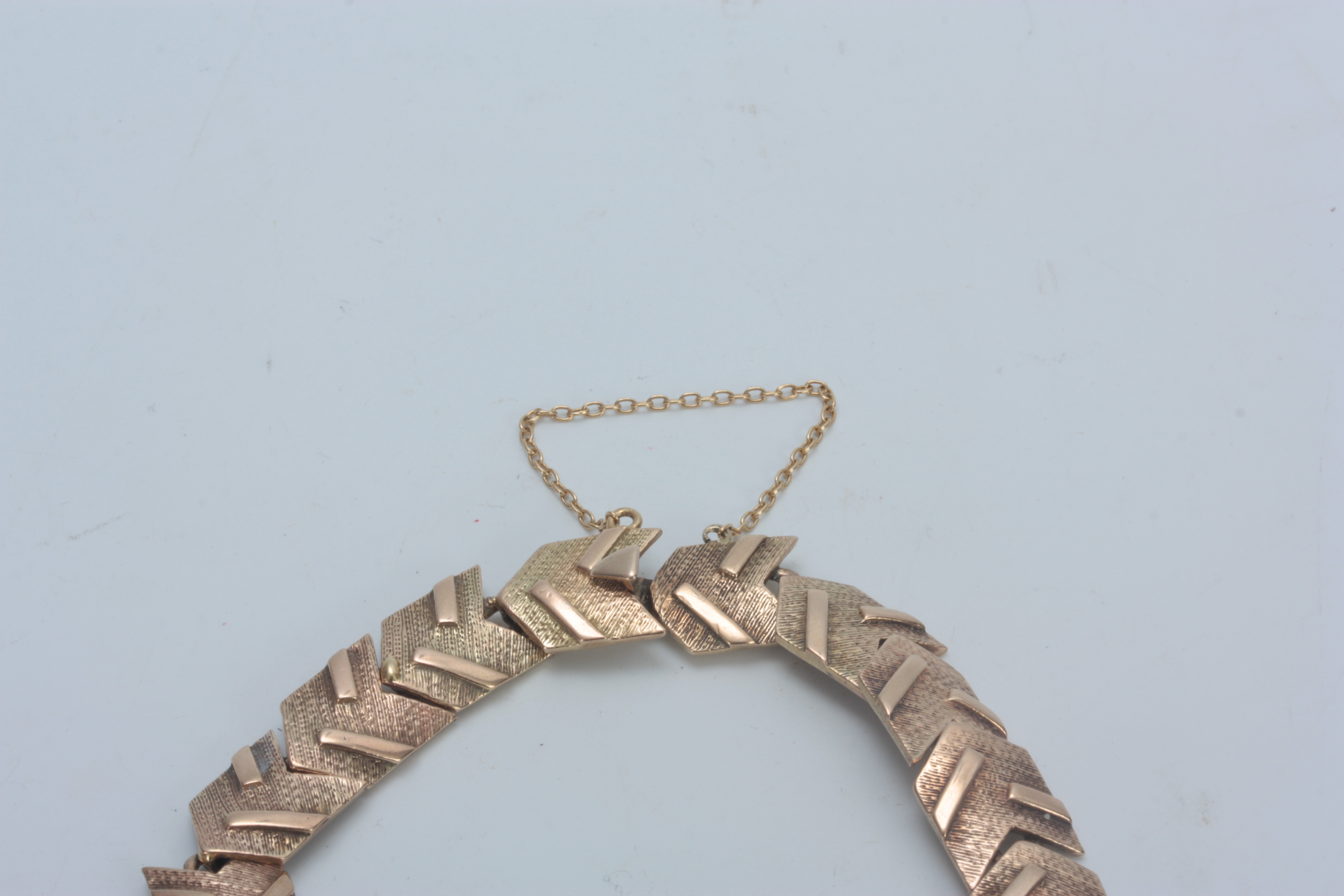 A LADIES 9CT GOLD BRACELET with arrowhead links app. 22g - Image 3 of 4