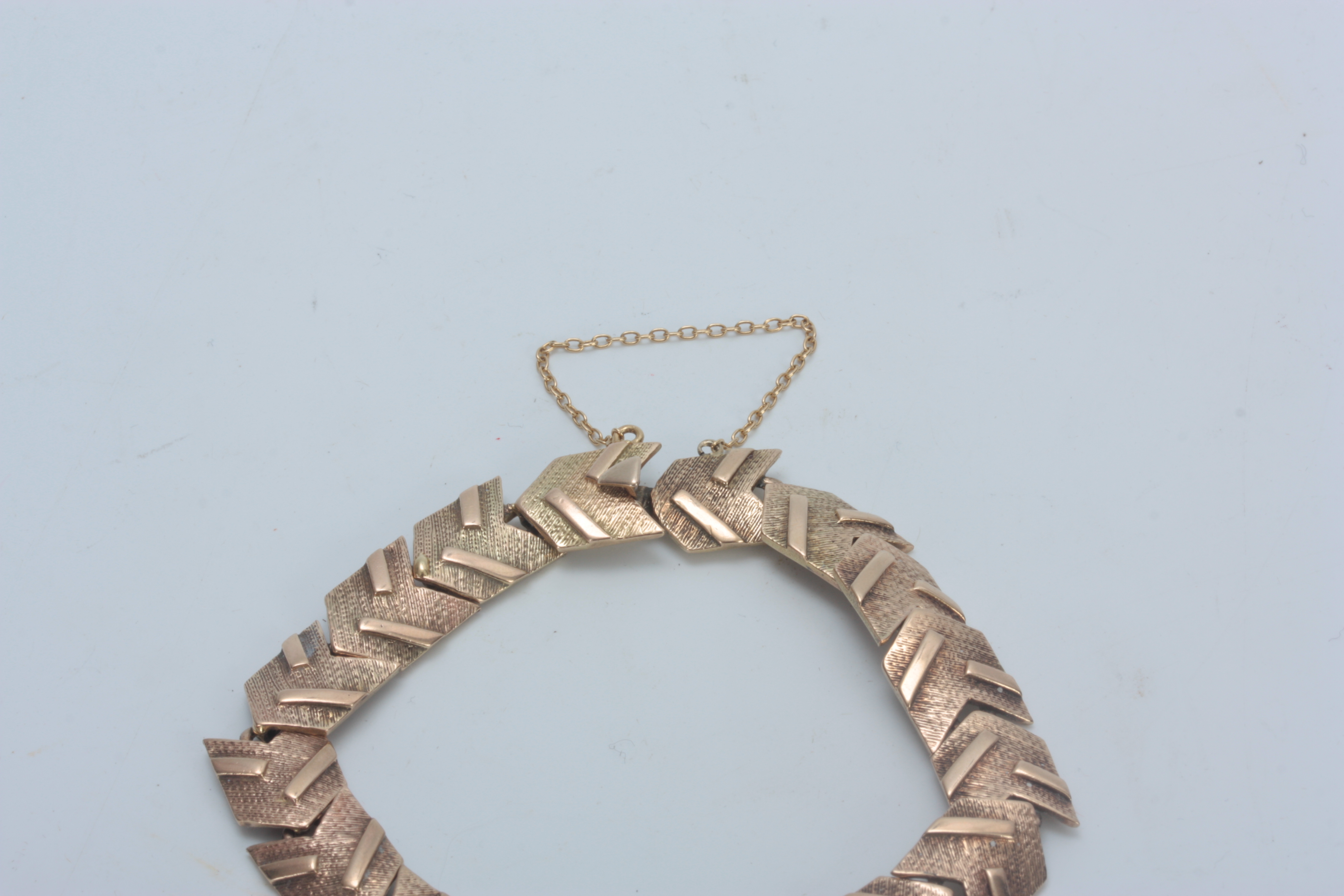 A LADIES 9CT GOLD BRACELET with arrowhead links app. 22g - Image 2 of 4