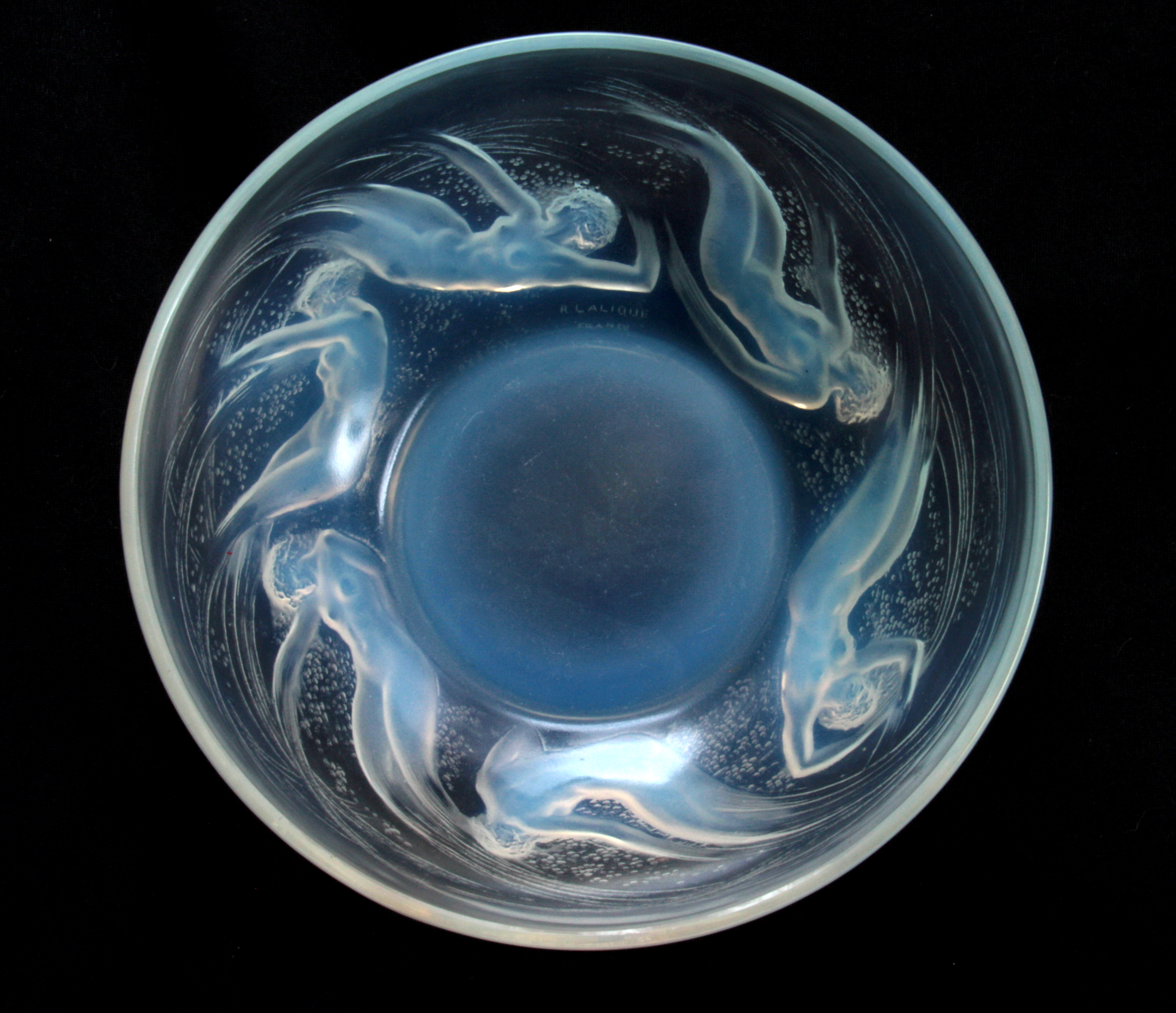 R LALIQUE FRANCE, AN EARLY 20TH CENTURY OPALESCENT RELIEF MOULDED LARGE BOWL WITH RAISED CENTRE "