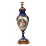 AN IMPRESSIVE 19TH CENTURY ORMOLU MOUNTED SEVRES PATTERN ELECTRIFIED VASE LAMP the scrolled gilt