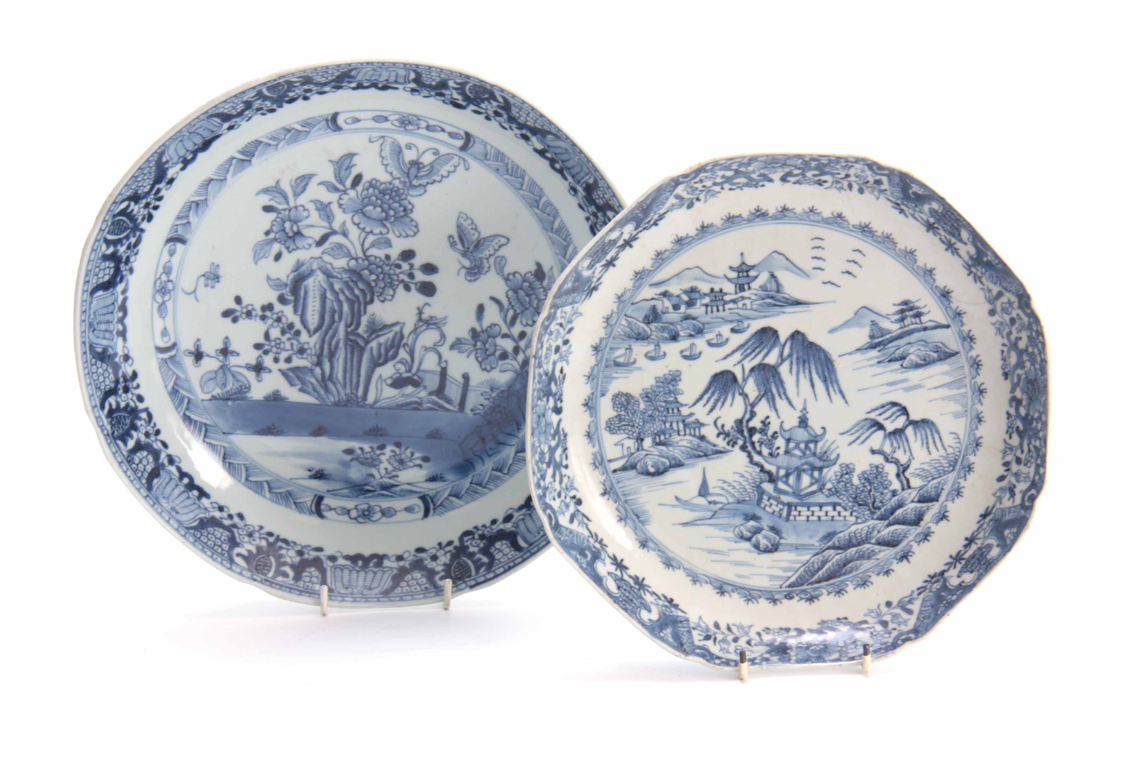 AN 18TH CENTURY CHINESE BLUE AND WHITE SHALLOW DISH with fenced garden scene and butterfly centre