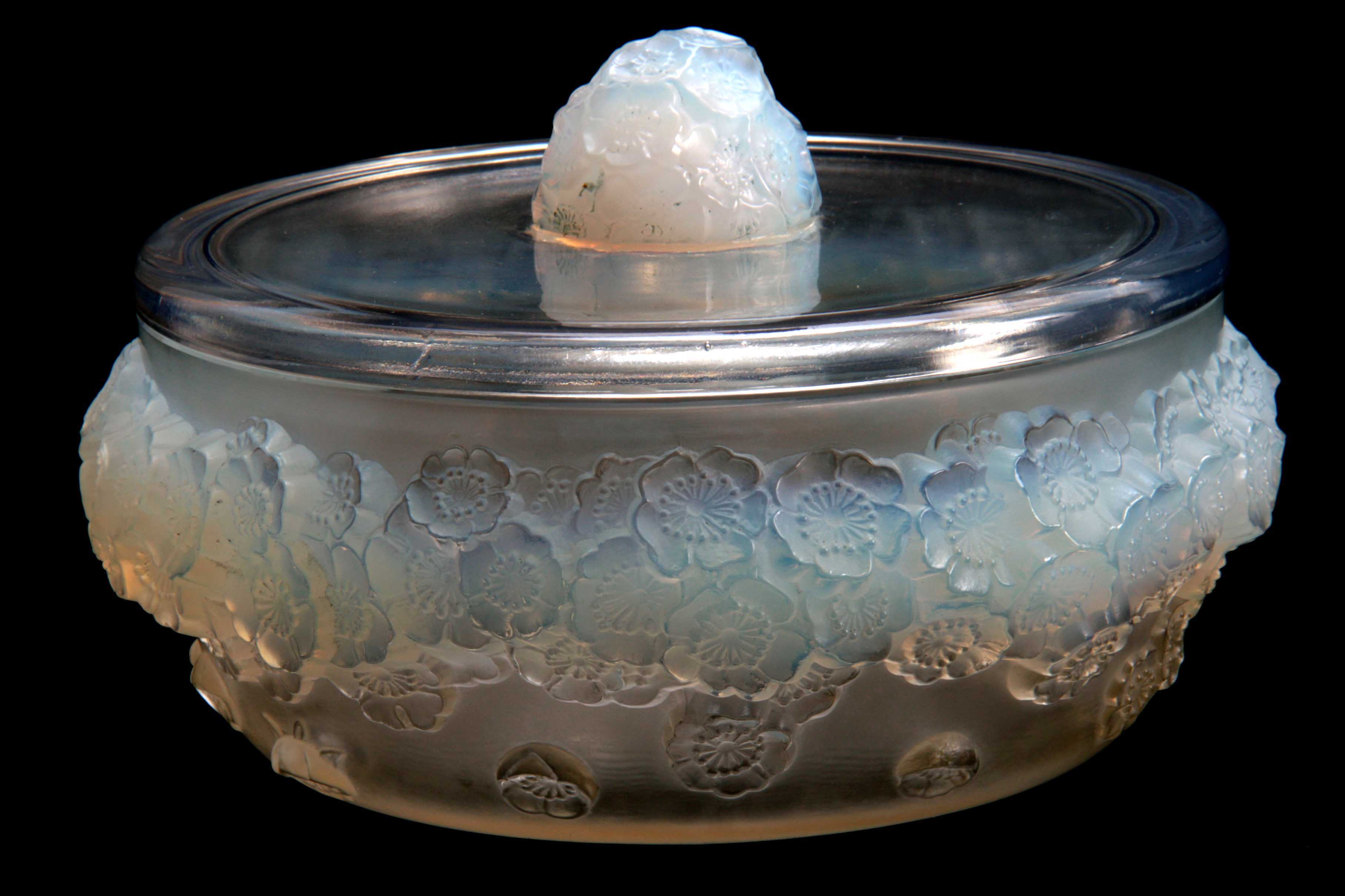 R. LALIQUE. FRANCE A GOOD EARLY 20TH CENTURY LARGE OPALESCENT BOWL AND COVER "PRIMEVERES" with