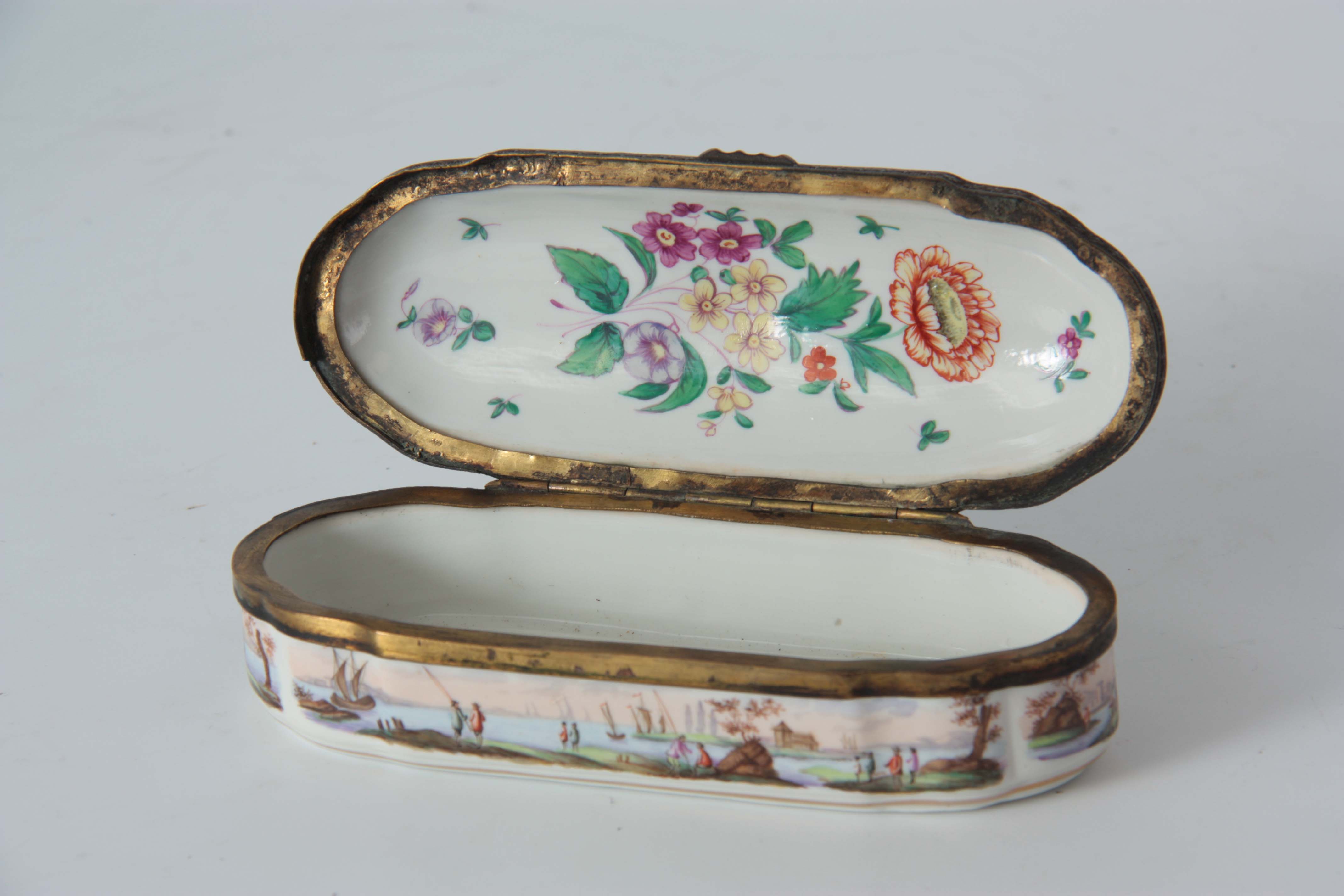 AN 18TH / EARLY 19TH CENTURY SHAPED RECTANGULAR CONTINENTAL PORCELAIN BOX with star work gilt - Image 7 of 8