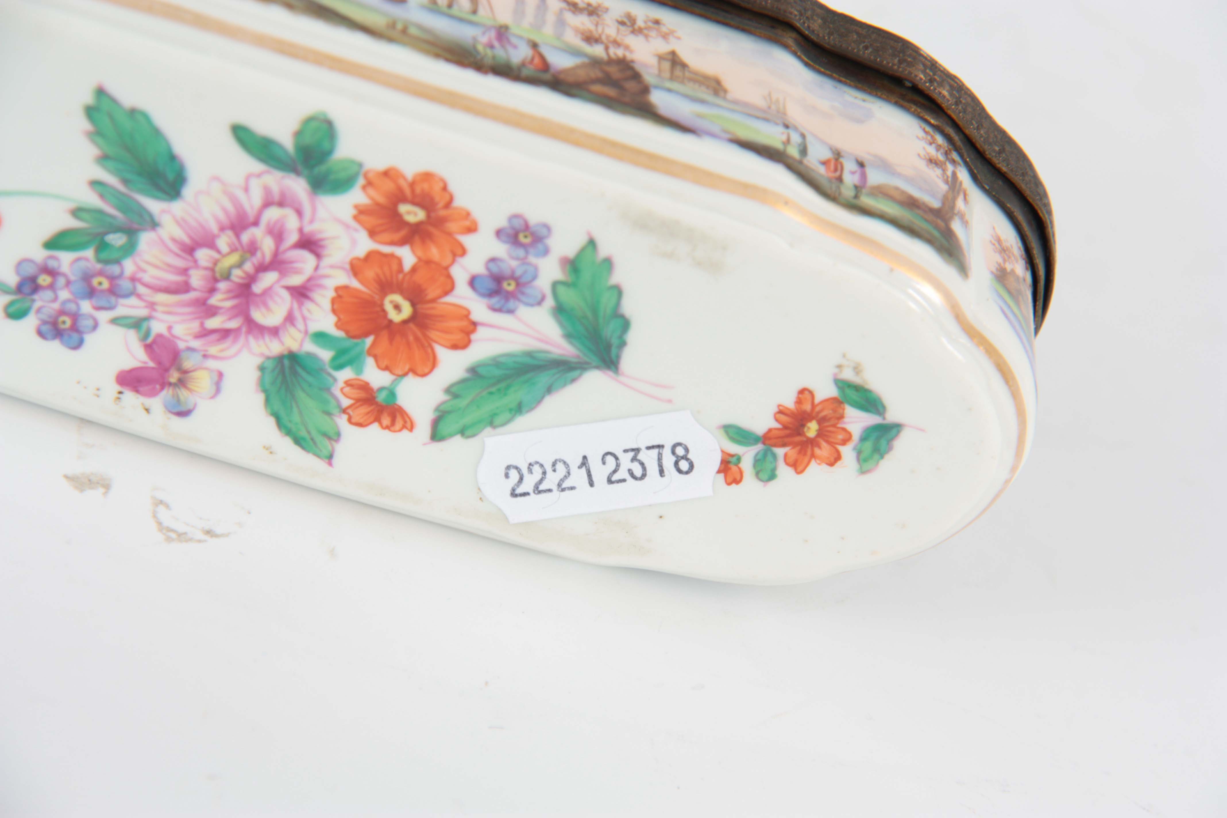 AN 18TH / EARLY 19TH CENTURY SHAPED RECTANGULAR CONTINENTAL PORCELAIN BOX with star work gilt - Image 6 of 8