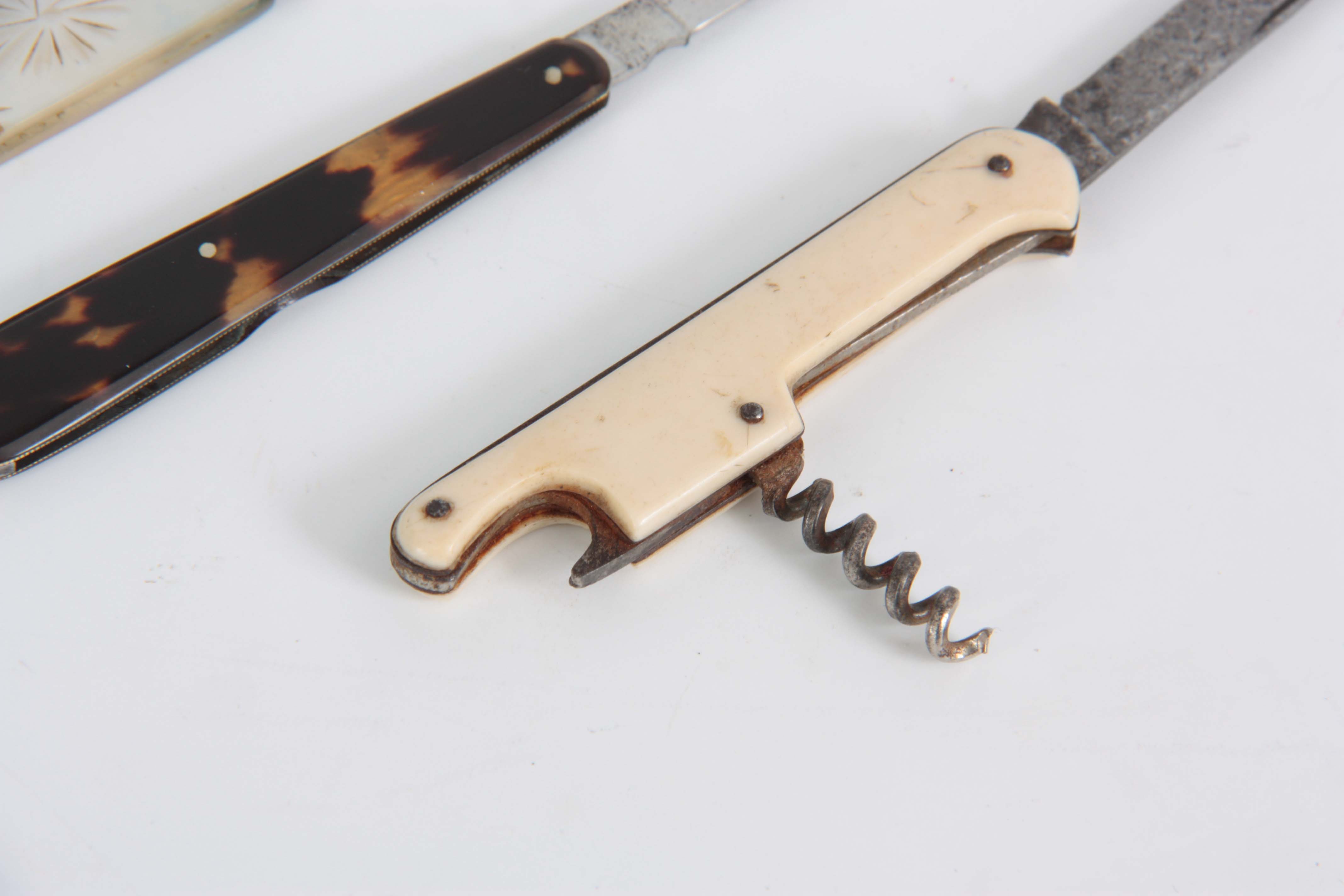 A 19TH CENTURY COMB with engraved mother of pearl handle and silver comb, TOGETHER WITH A SURGEONS - Image 4 of 4