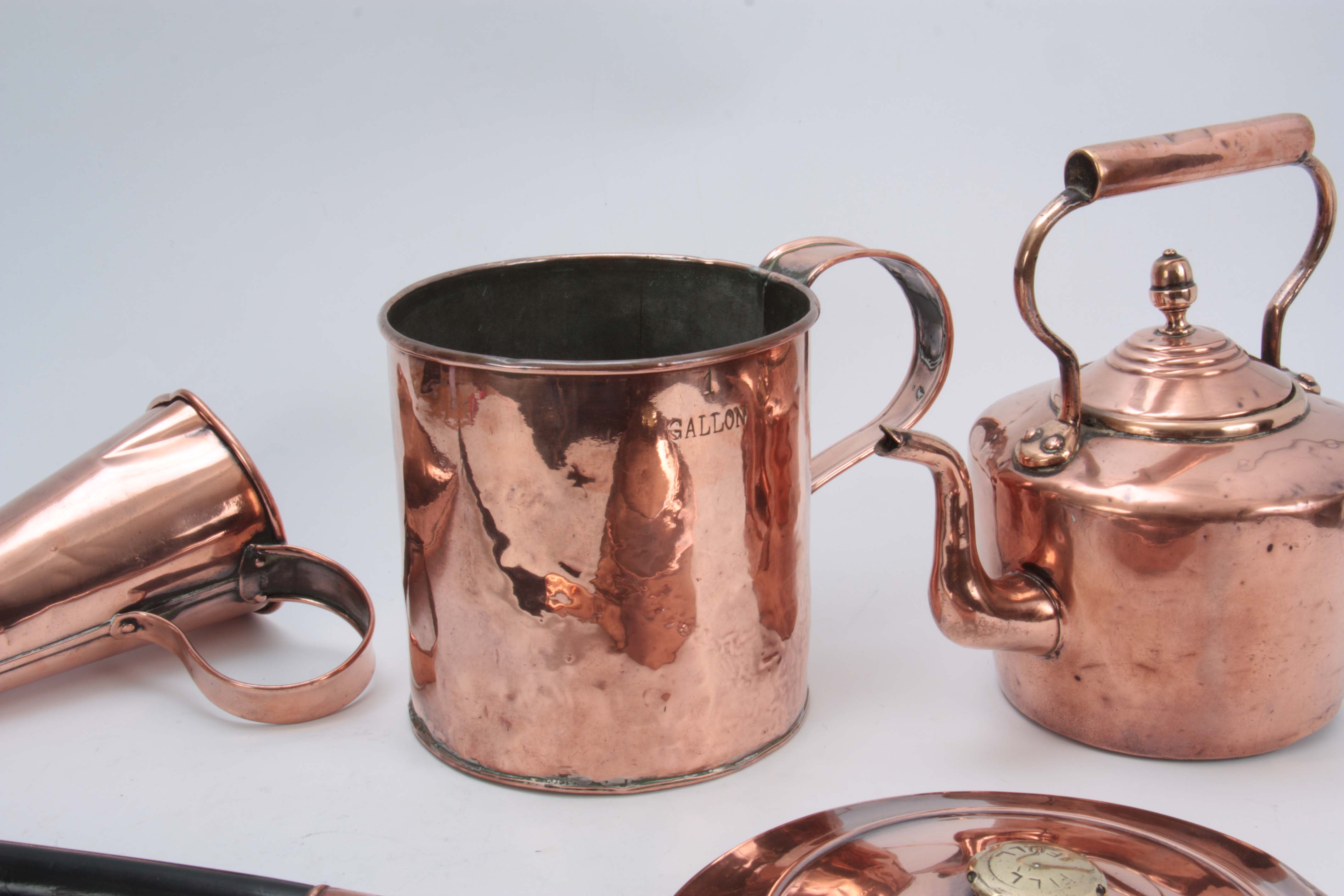 A VICTORIAN CYLINDRICAL GALLON COPPER MEASURE, A VICTORIAN CIRCULAR COPPER KETTLE, A COPPER ALE MULL - Image 4 of 6