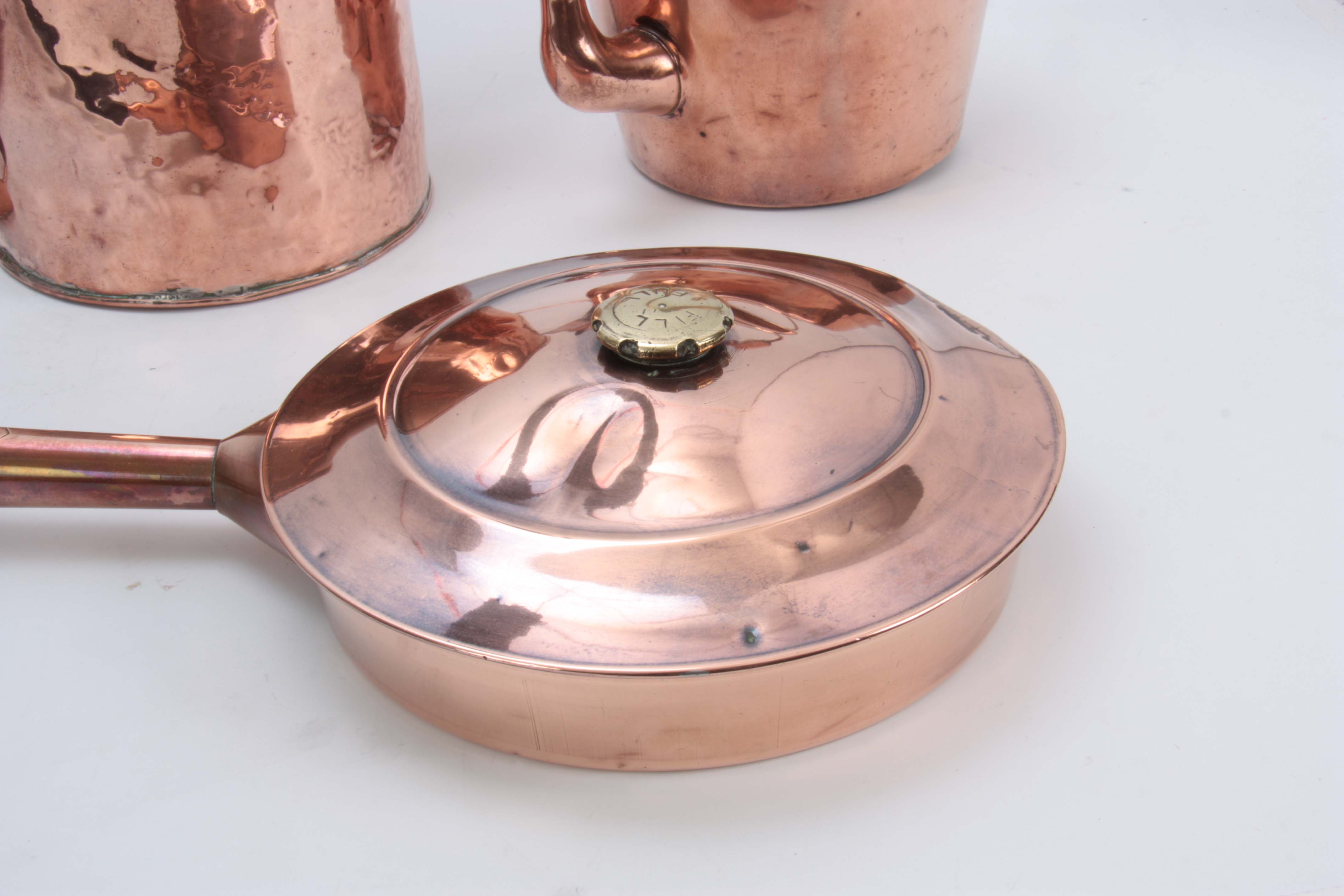 A VICTORIAN CYLINDRICAL GALLON COPPER MEASURE, A VICTORIAN CIRCULAR COPPER KETTLE, A COPPER ALE MULL - Image 2 of 6