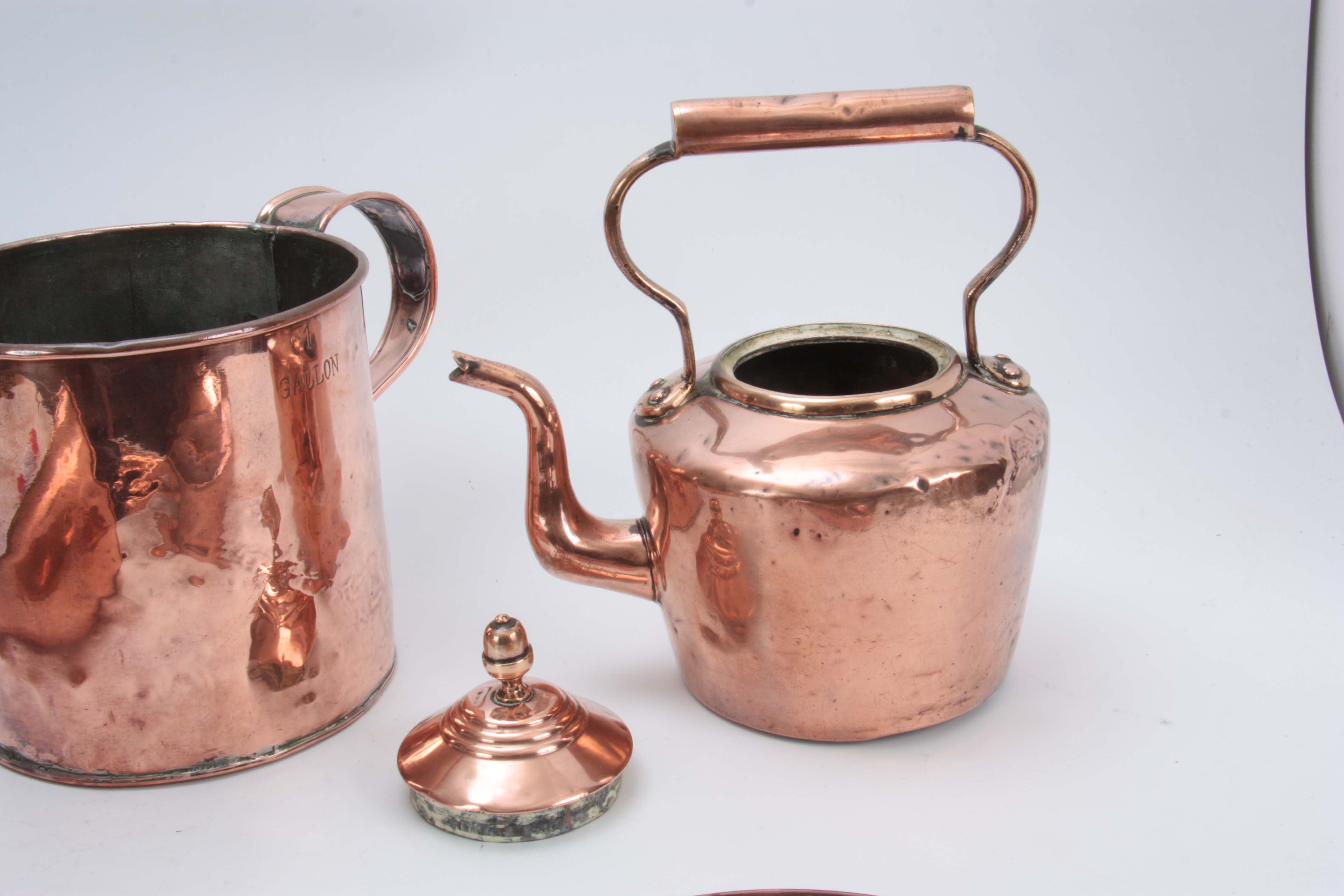 A VICTORIAN CYLINDRICAL GALLON COPPER MEASURE, A VICTORIAN CIRCULAR COPPER KETTLE, A COPPER ALE MULL - Image 6 of 6