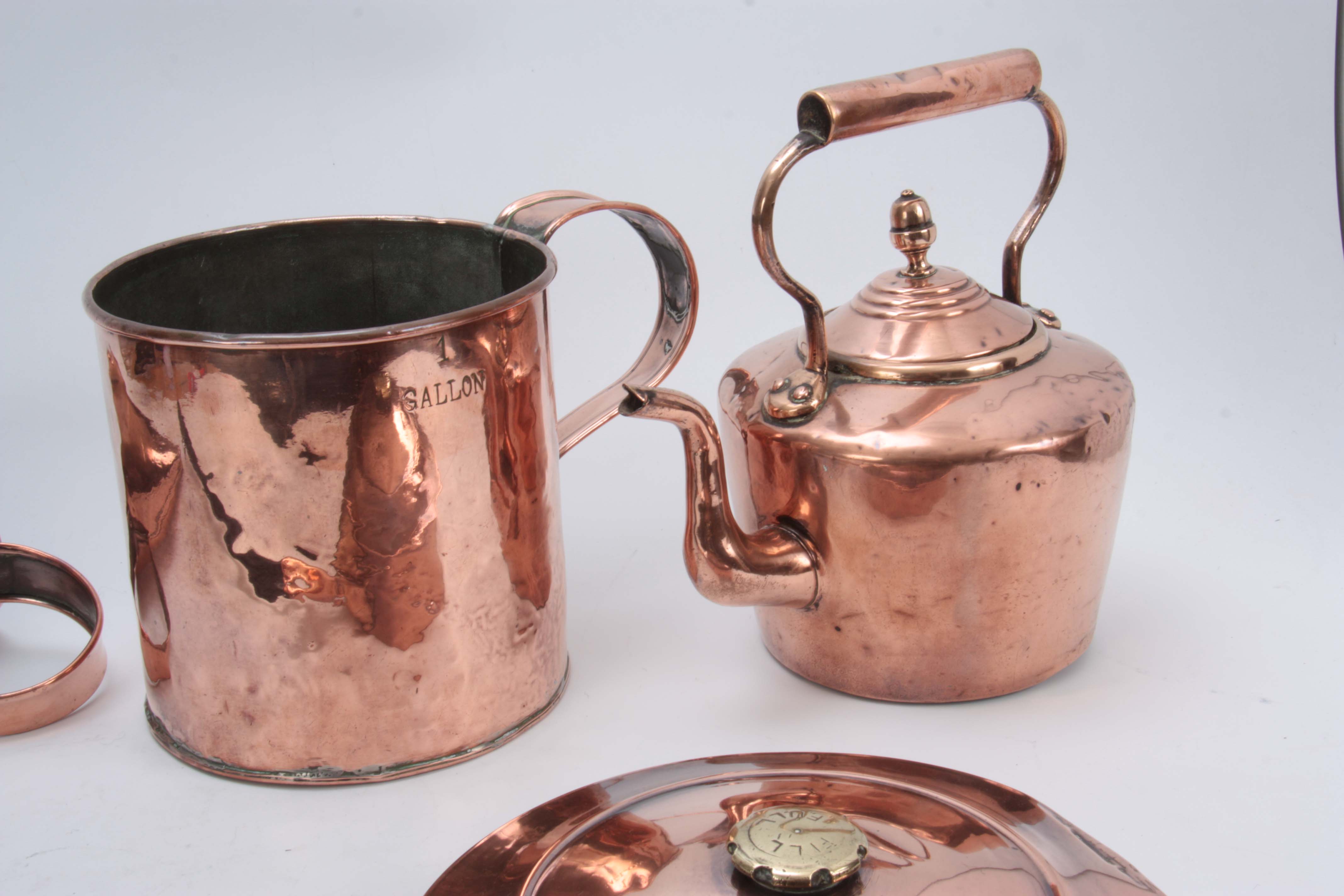 A VICTORIAN CYLINDRICAL GALLON COPPER MEASURE, A VICTORIAN CIRCULAR COPPER KETTLE, A COPPER ALE MULL - Image 3 of 6