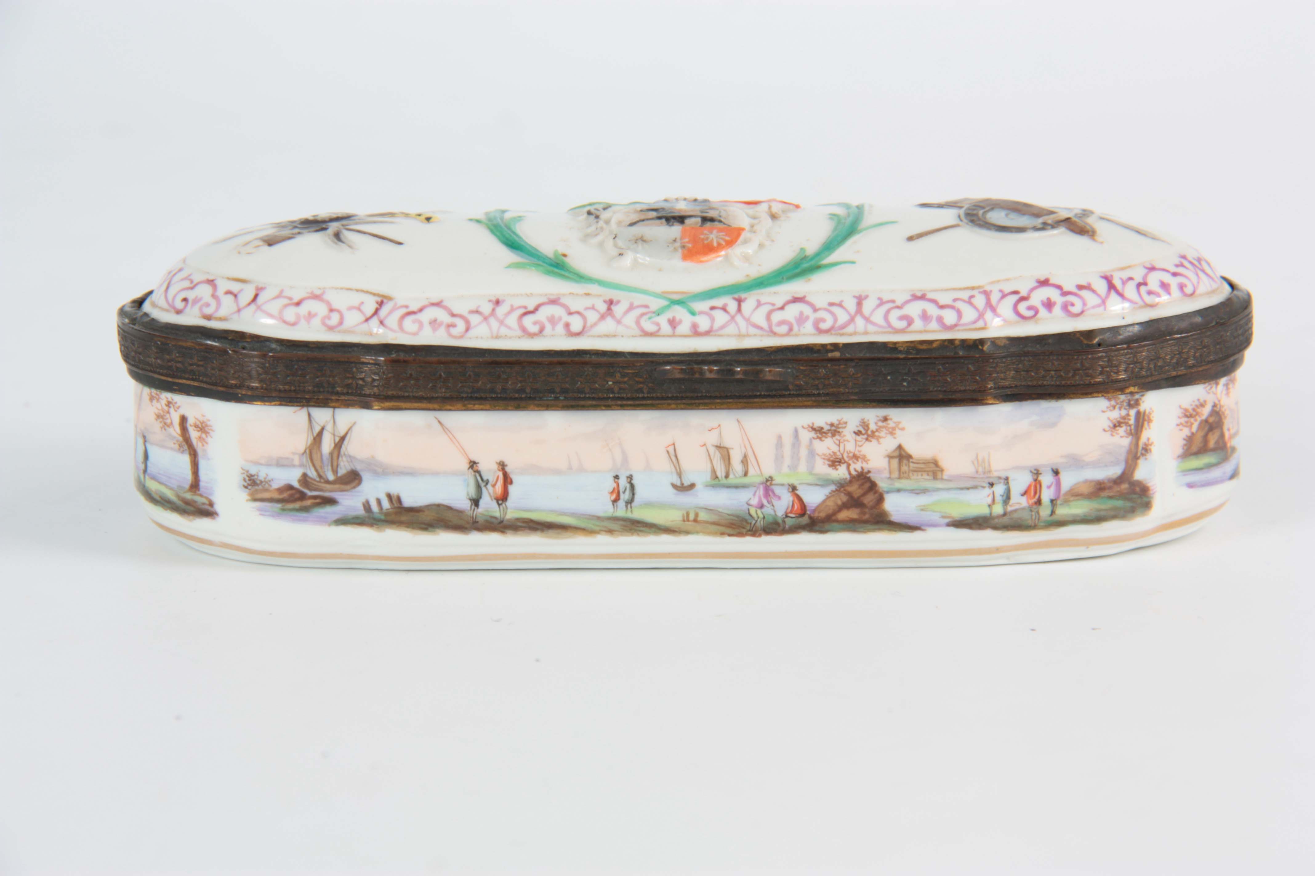 AN 18TH / EARLY 19TH CENTURY SHAPED RECTANGULAR CONTINENTAL PORCELAIN BOX with star work gilt - Image 4 of 8