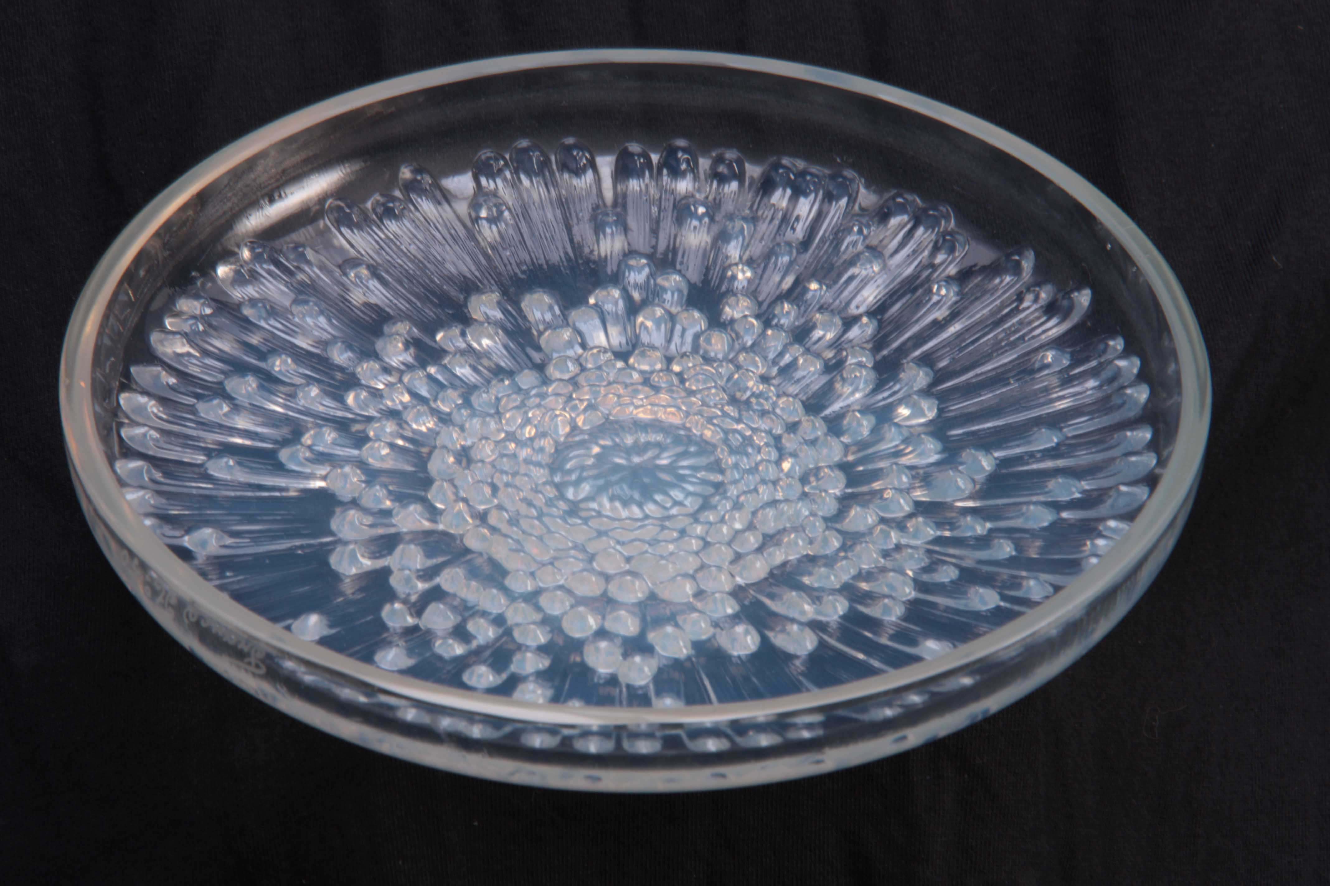 LALIQUE FRANCE AN EARLY 20TH CENTURY OPALESCENT GLASS SHALLOW BOWL AND COVER 'TOYKO' with under - Image 3 of 4