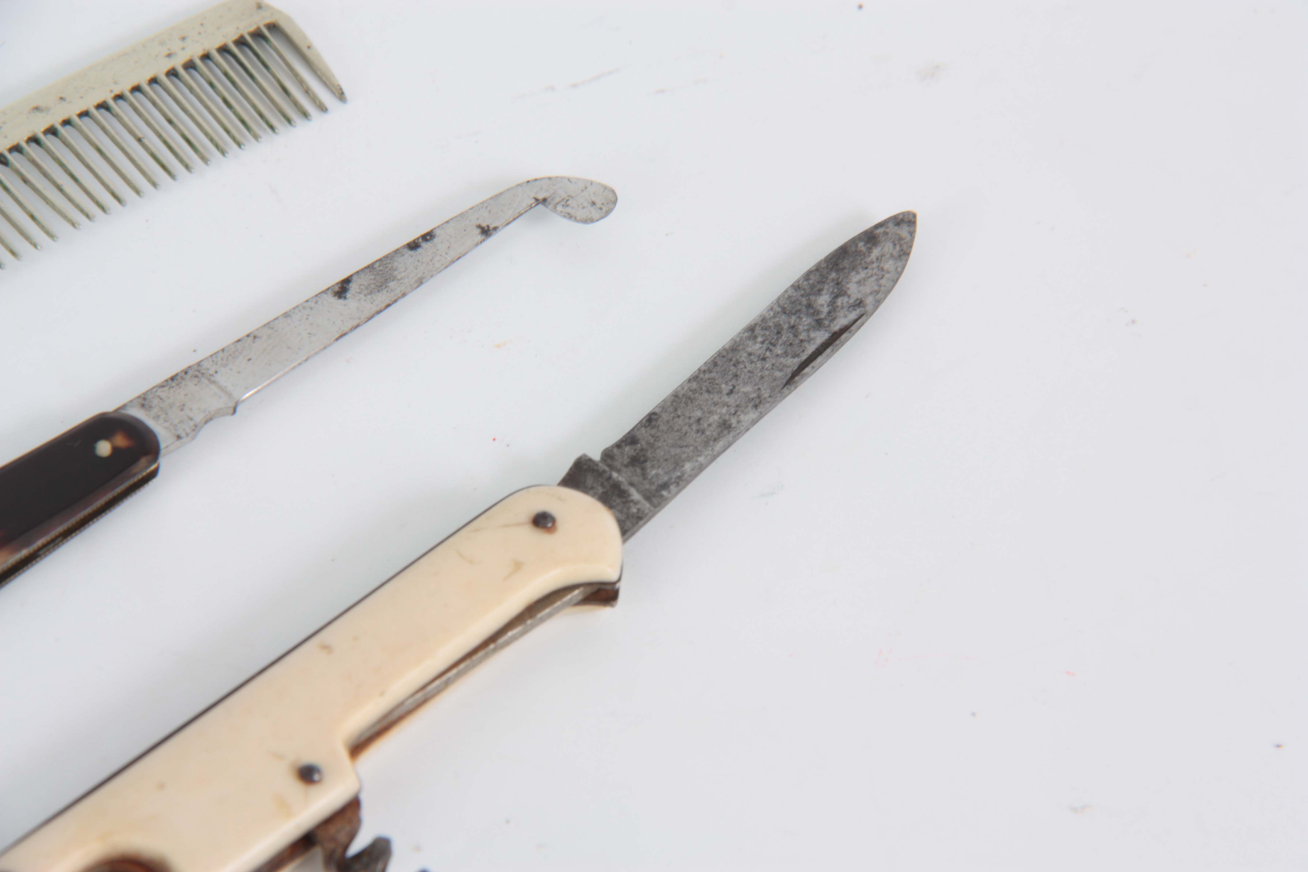 A 19TH CENTURY COMB with engraved mother of pearl handle and silver comb, TOGETHER WITH A SURGEONS - Image 3 of 4