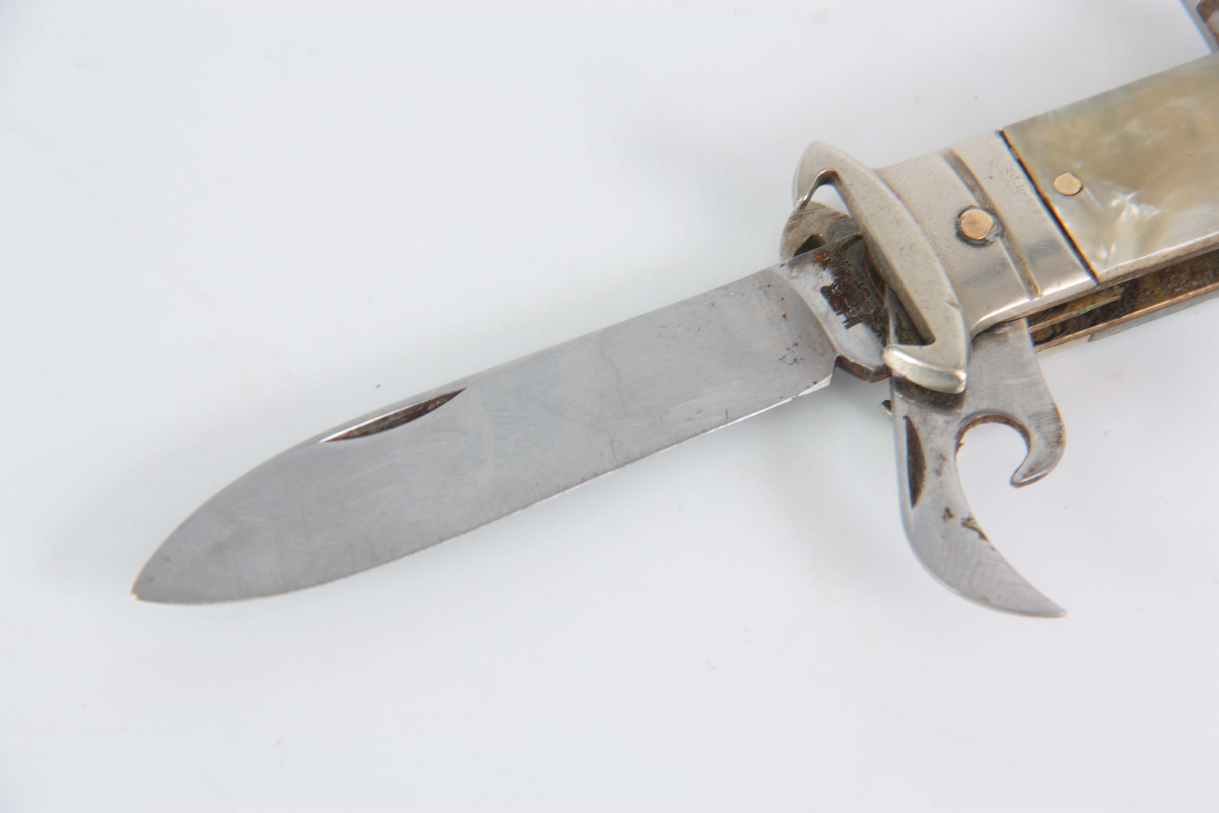 A VINTAGE SPANISH GENTLEMANS MULTI-FUNCTION HUNTING KNIFE with simulated mother of pearl handle - Image 5 of 6