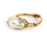A LADIES VINTAGE ART NOUVEAU 18CT GOLD AND FRESHWATER PEARL RING pearl measures 11mm wide on an
