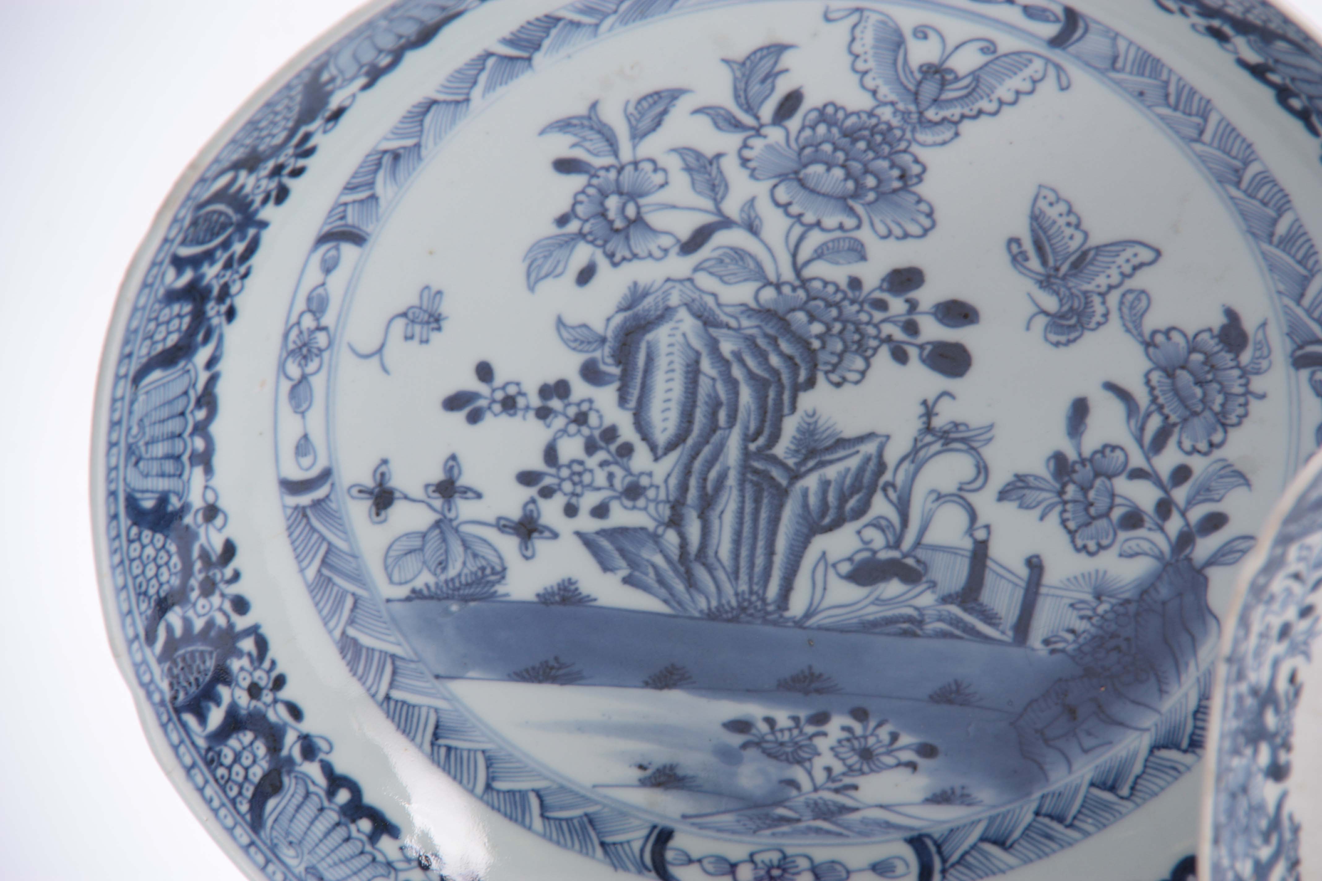 AN 18TH CENTURY CHINESE BLUE AND WHITE SHALLOW DISH with fenced garden scene and butterfly centre - Image 3 of 4