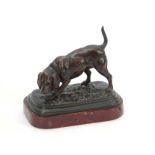 AN EARLY 20th CENTURY PATINATED BRONZE SCULPTURE modelled as a gun dog mounted on a rouge marble