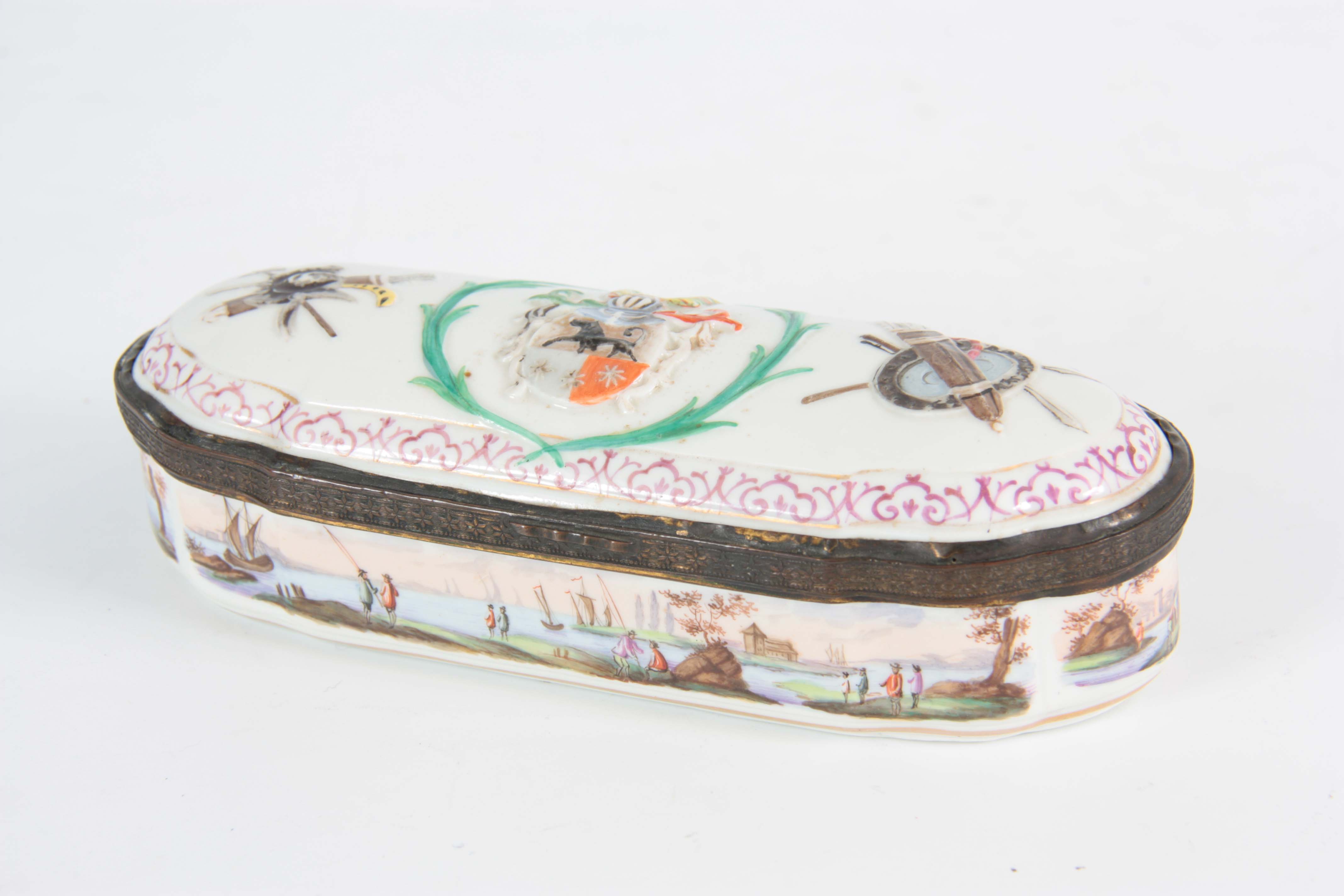 AN 18TH / EARLY 19TH CENTURY SHAPED RECTANGULAR CONTINENTAL PORCELAIN BOX with star work gilt - Image 2 of 8