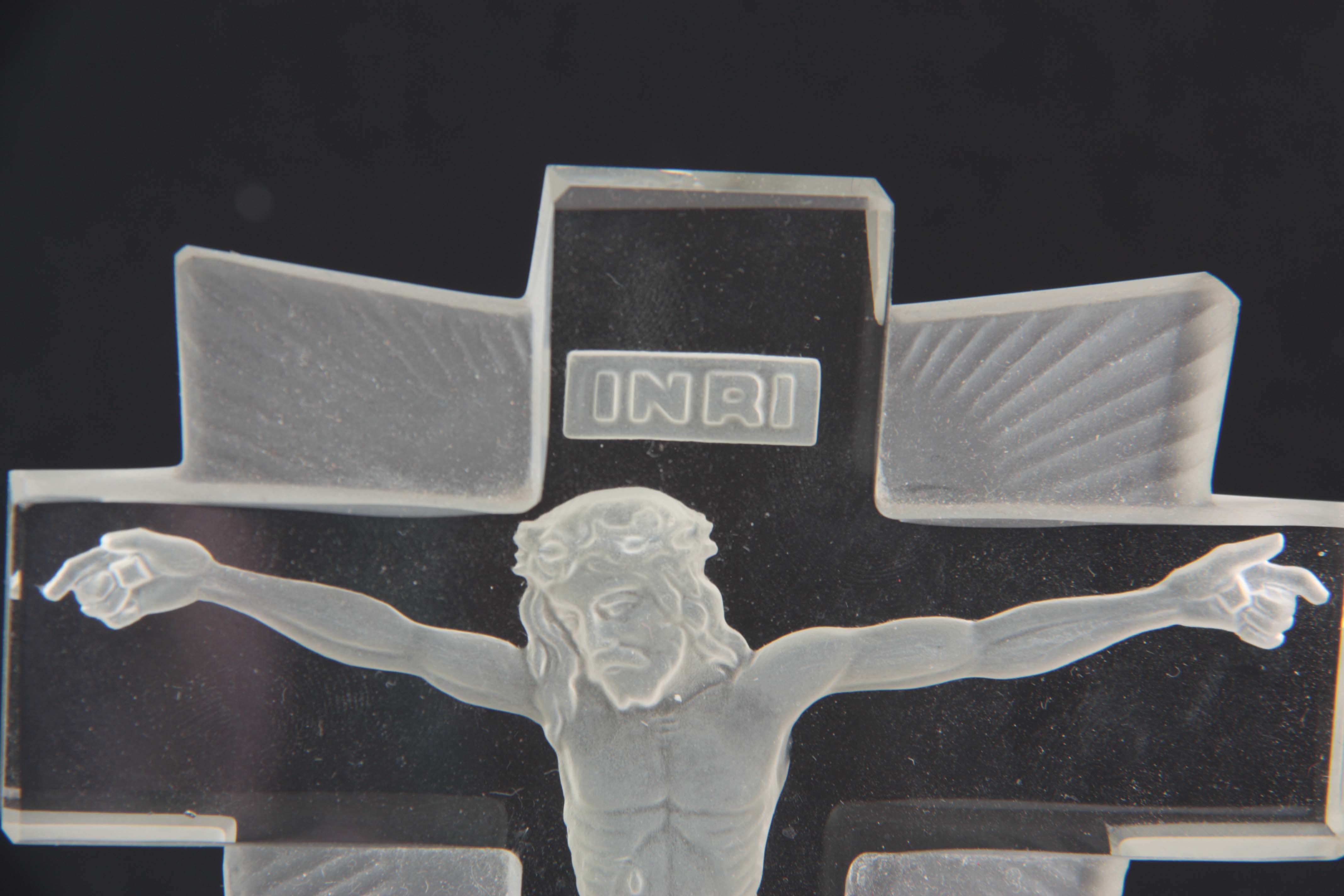 A BOXED BACCARAT GLASS CRUCIFIX 22cm high. - Image 3 of 4