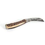 AN EARLY 20TH CENTURY STAG HORN PRUNING KNIFE BY W. SAYNOR, SHEFFIELD 16.5cm overall when open.