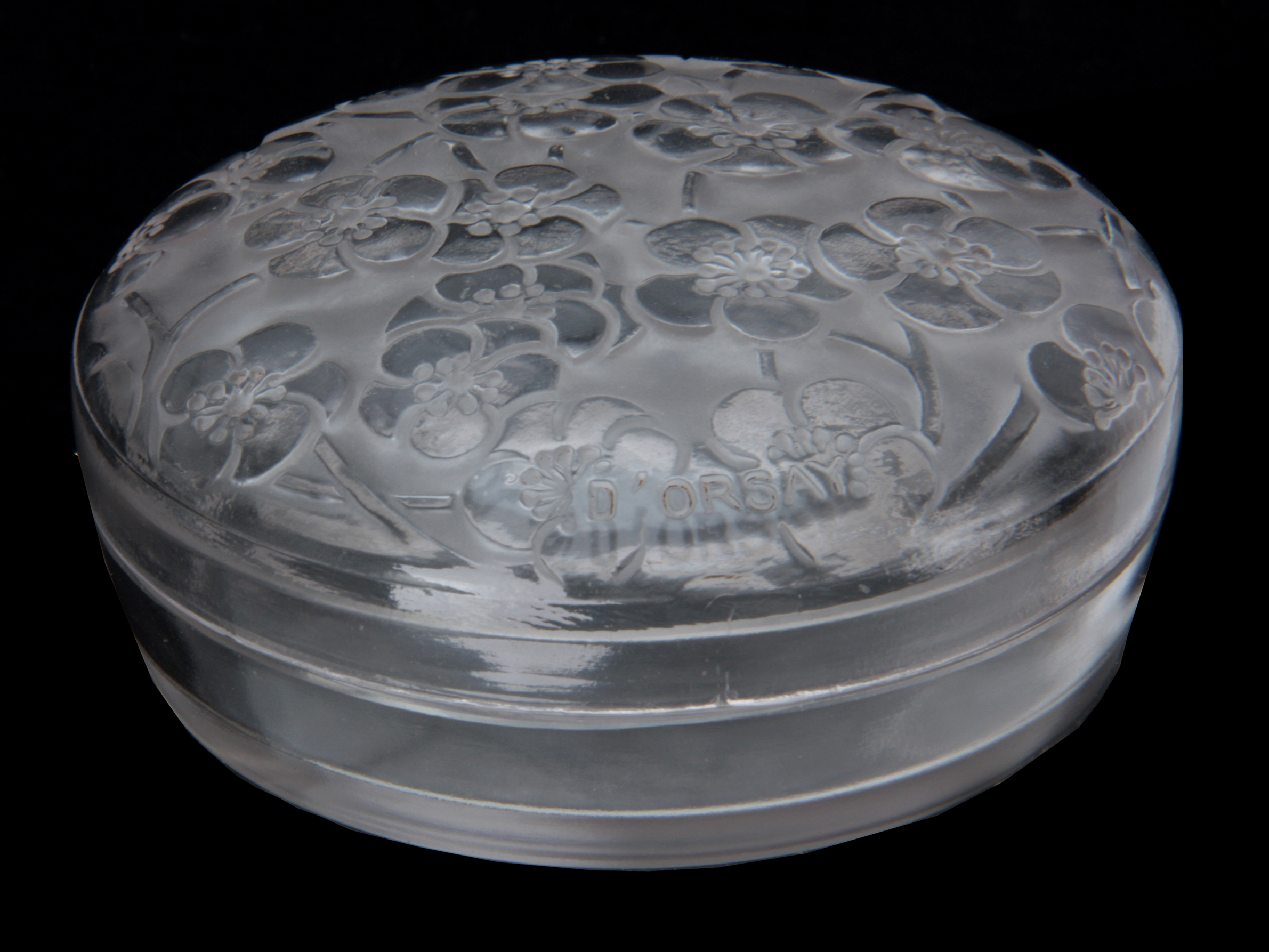 R LALIQUE. AN EARLY 20TH CENTURY CIRCULAR 'LE LYS' LIDDED BOWL AND COVER FOR D'ORSAY with relief