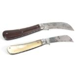 TWO EARLY 20TH CENTURY PRUNING KNIVES both by W. Saynor, Sheffield having blonde horn and hardwood