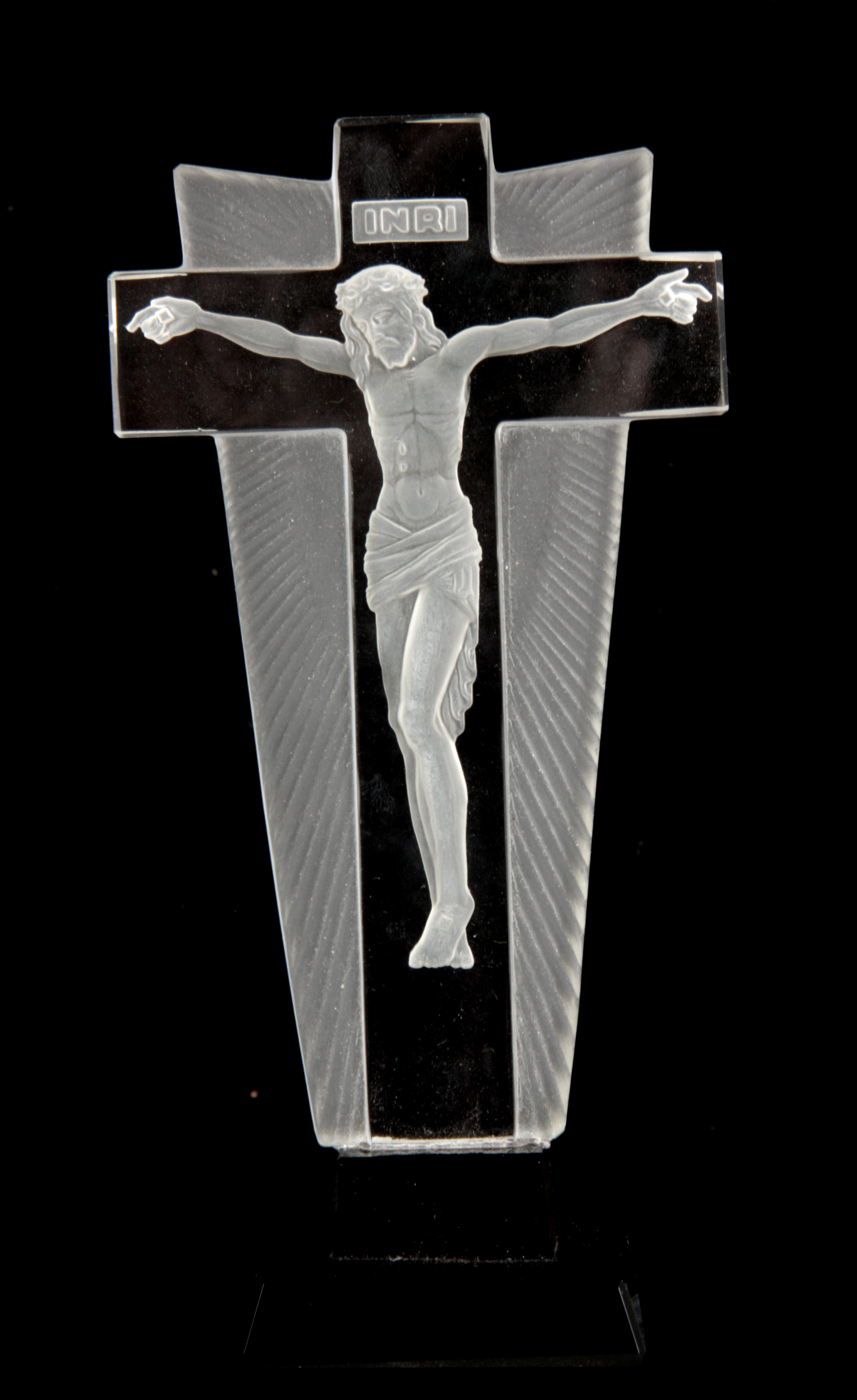 A BOXED BACCARAT GLASS CRUCIFIX 22cm high.