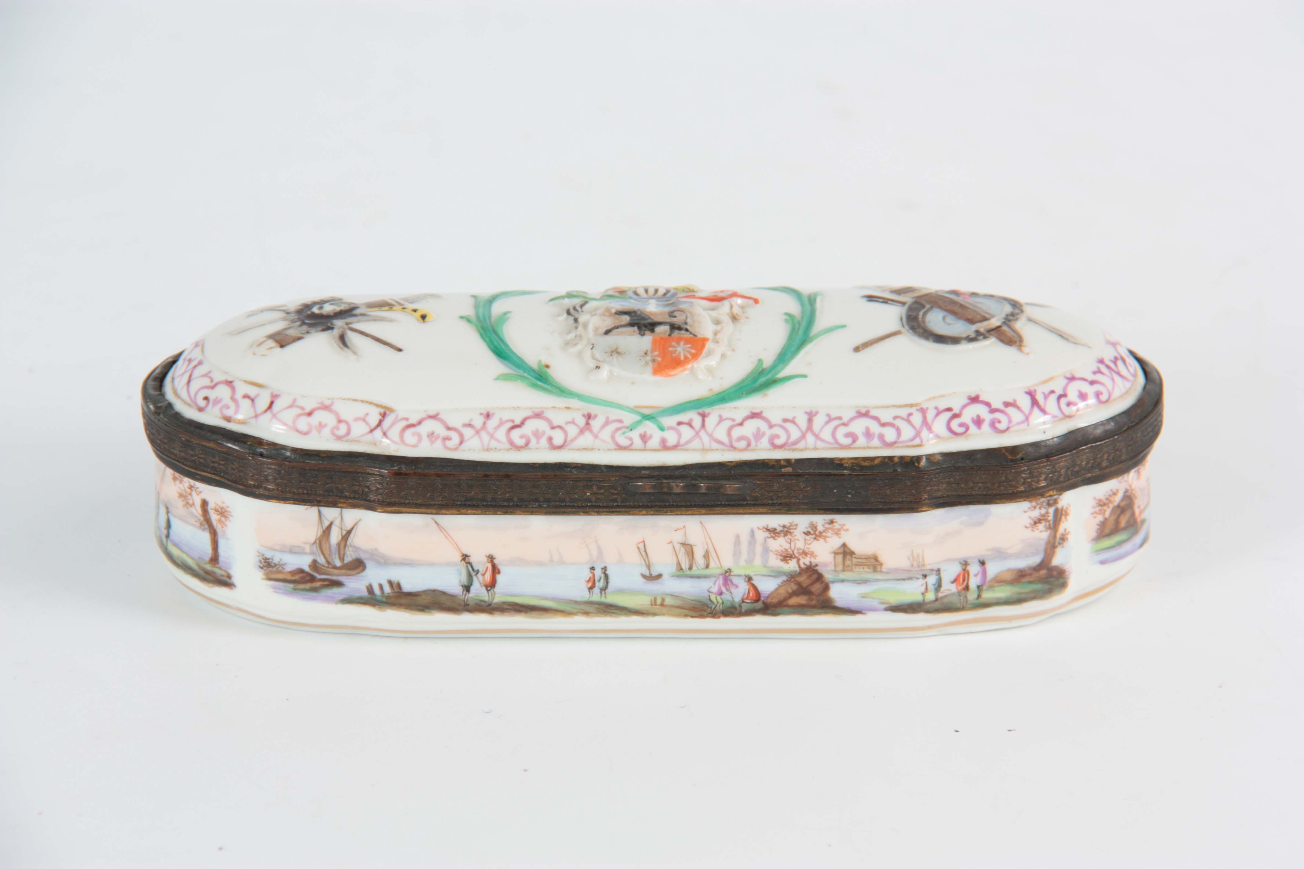 AN 18TH / EARLY 19TH CENTURY SHAPED RECTANGULAR CONTINENTAL PORCELAIN BOX with star work gilt - Image 3 of 8