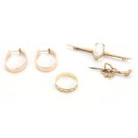 A COLLECTION OF JEWELLERY TO INCLUDE an 18ct gold bright cut ring app. 2.4g, a pair of 14ct gold