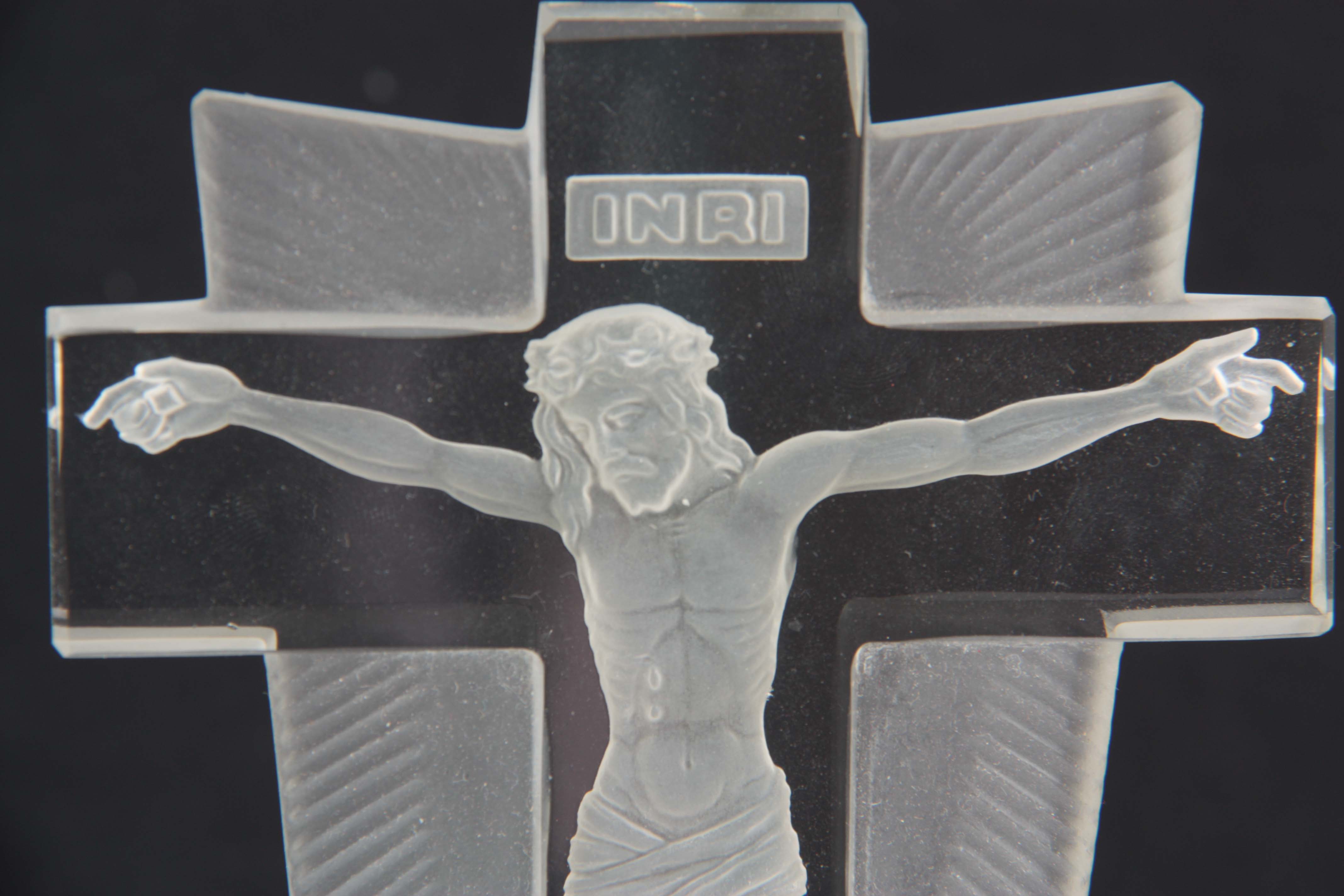 A BOXED BACCARAT GLASS CRUCIFIX 22cm high. - Image 2 of 4