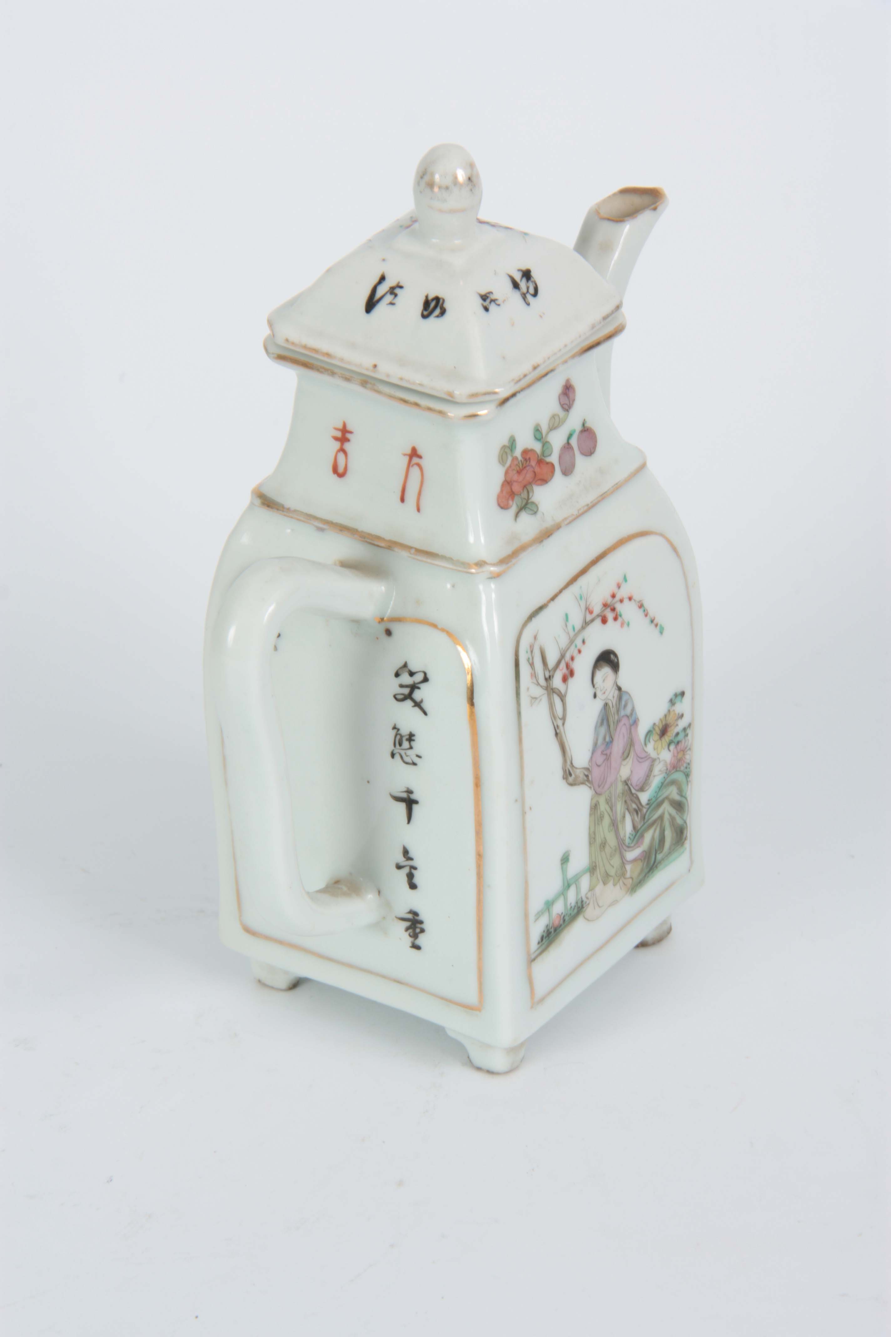 A 19th CENTURY CHINESE FAMILLE ROSE PORCELAIN TEAPOT the body with painted panels depicting oriental - Image 4 of 7