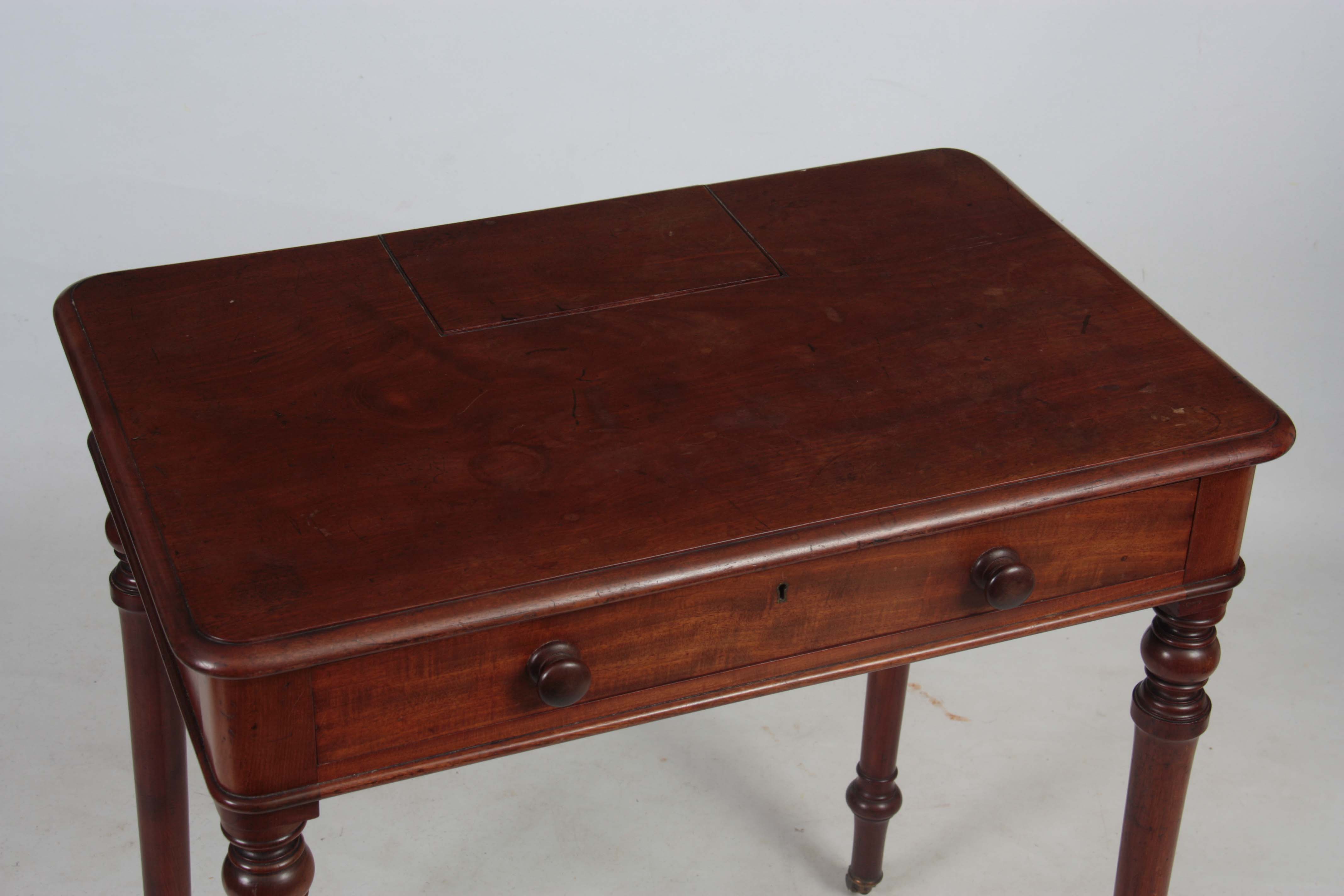 AN EARLY 19TH CENTURY MAHOGANY WRITING TABLE IN TH - Image 5 of 7