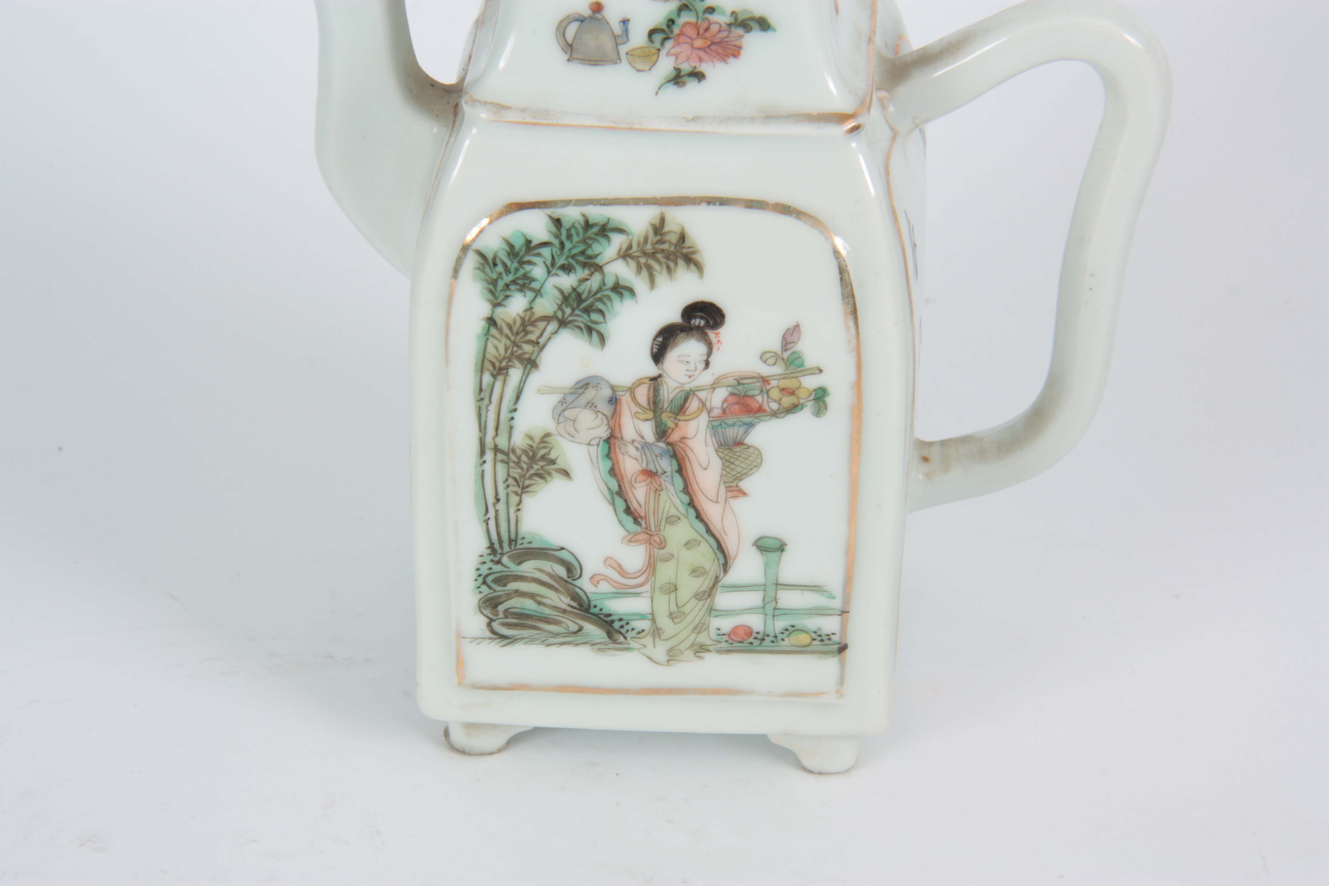 A 19th CENTURY CHINESE FAMILLE ROSE PORCELAIN TEAPOT the body with painted panels depicting oriental - Image 3 of 7