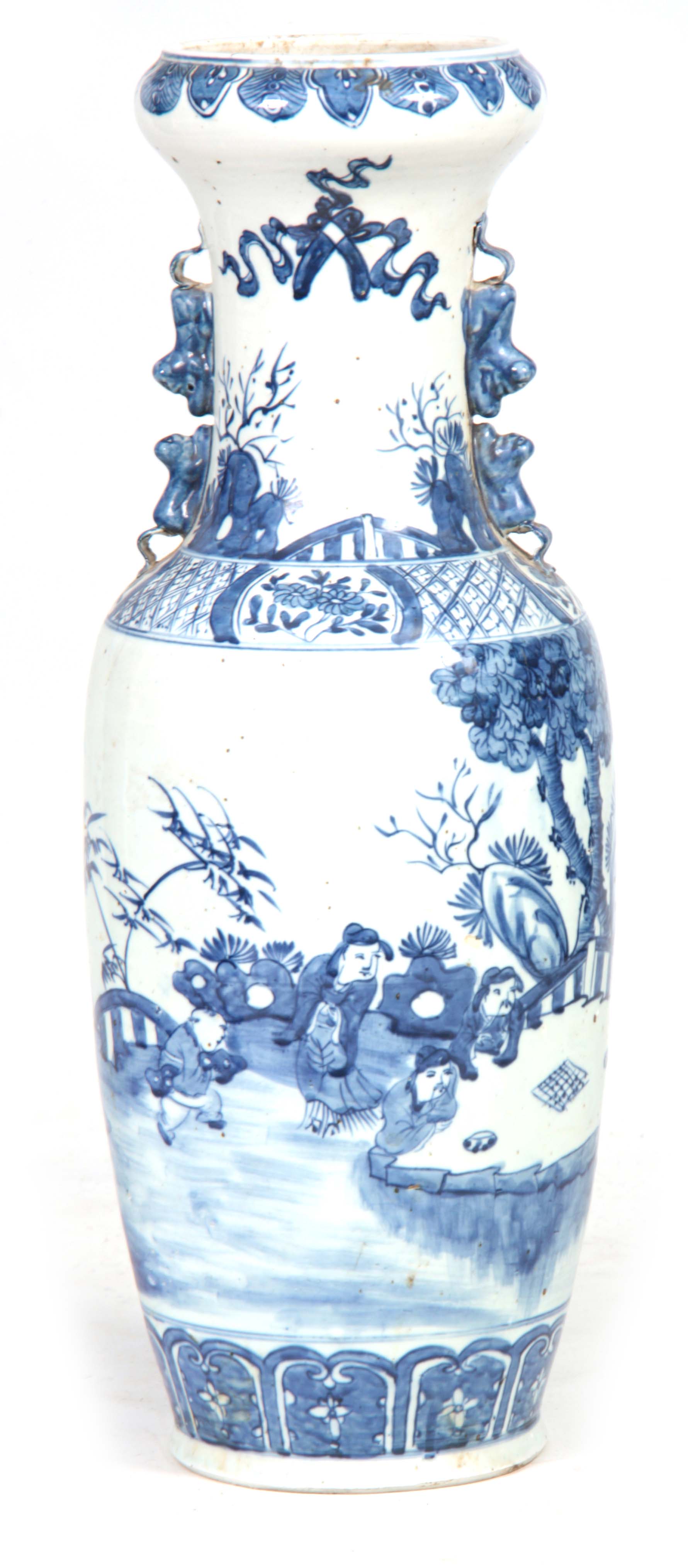 A LARGE 19TH CENTURY CHINESE BLUE AND WHITE VASE h