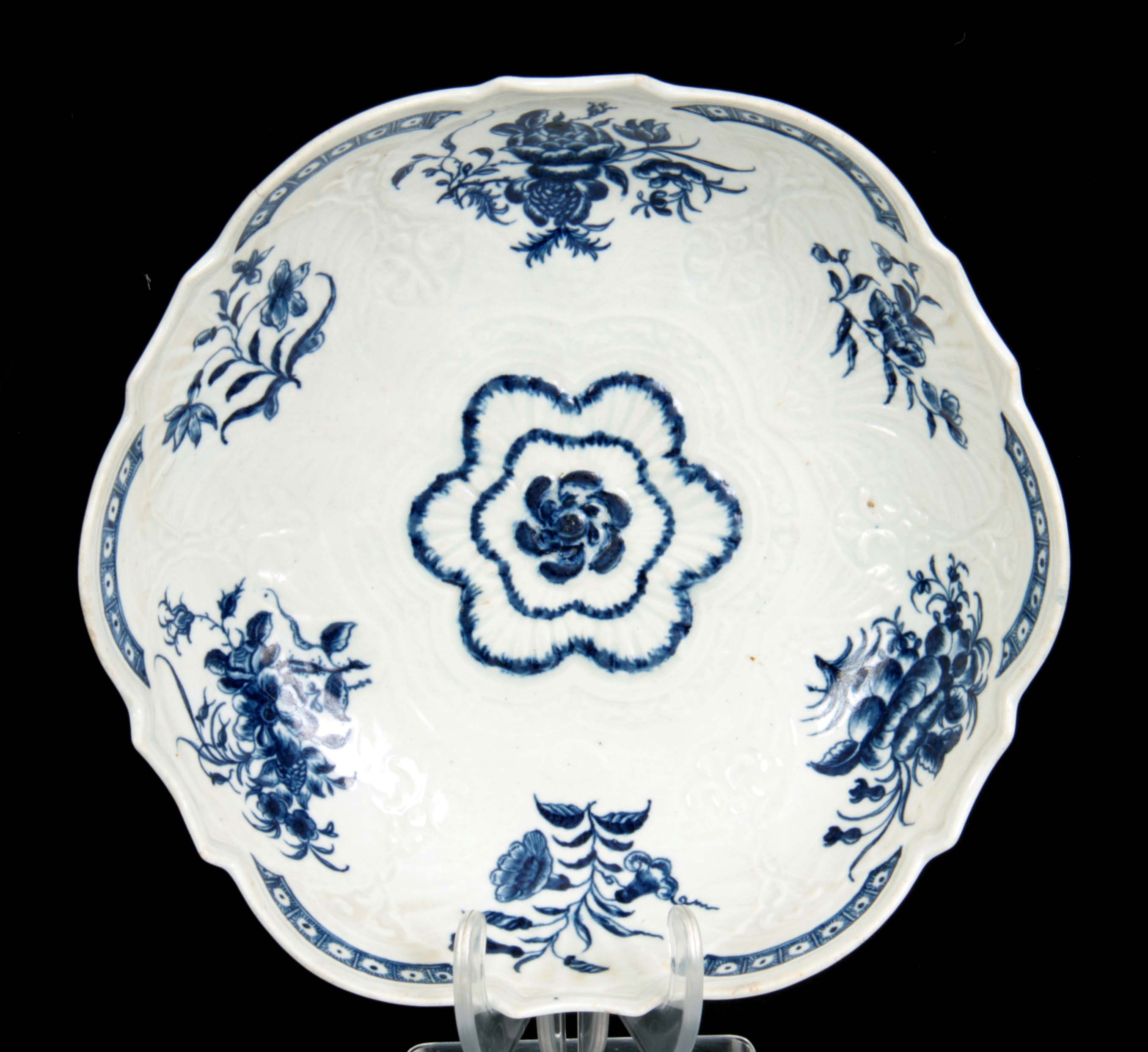A FIRST PERIOD WORCESTER BLUE AND WHITE SCALLOP EDGE JUNKET DISH decorated flower spray decoration