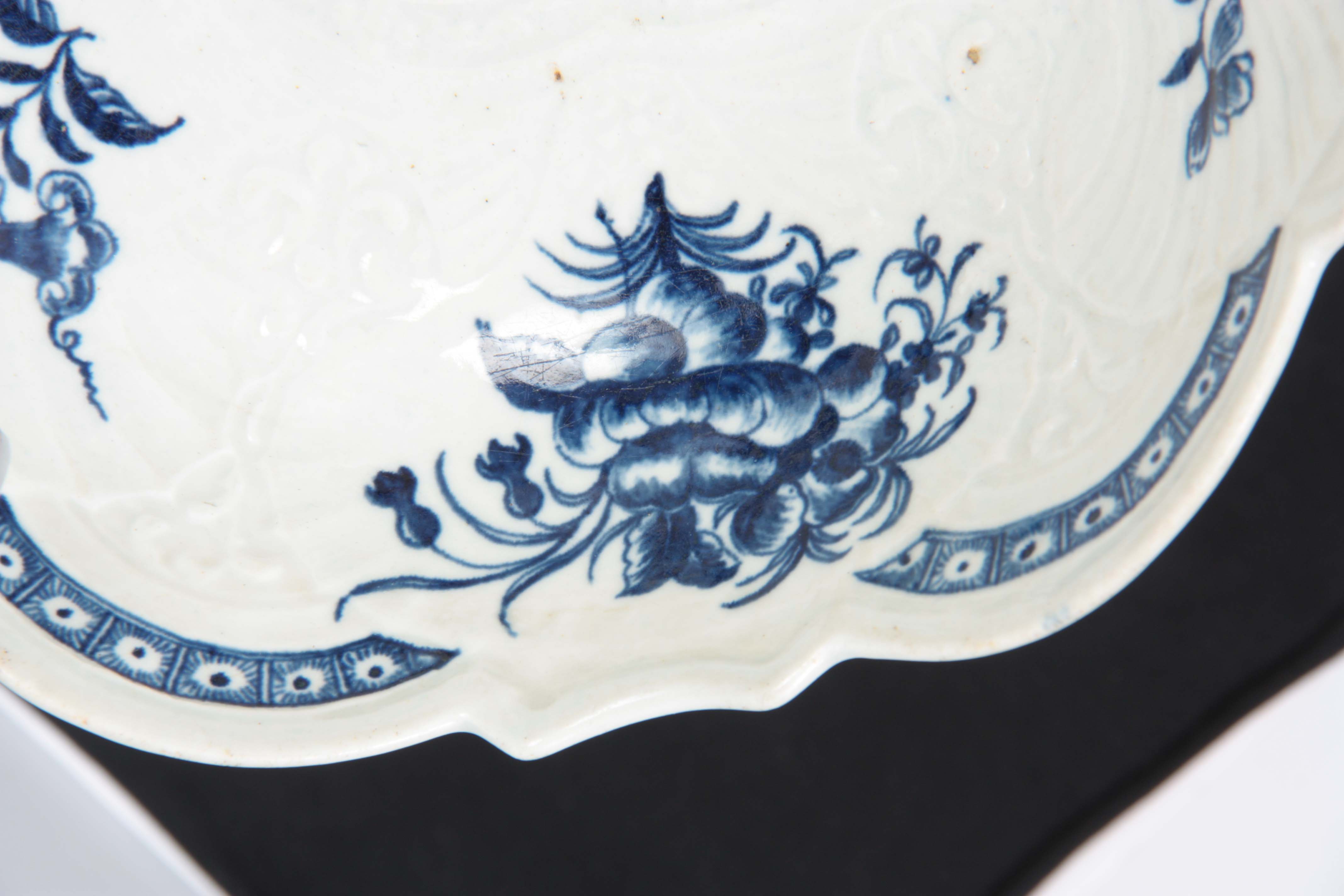 A FIRST PERIOD WORCESTER BLUE AND WHITE SCALLOP EDGE JUNKET DISH decorated flower spray decoration - Image 3 of 6