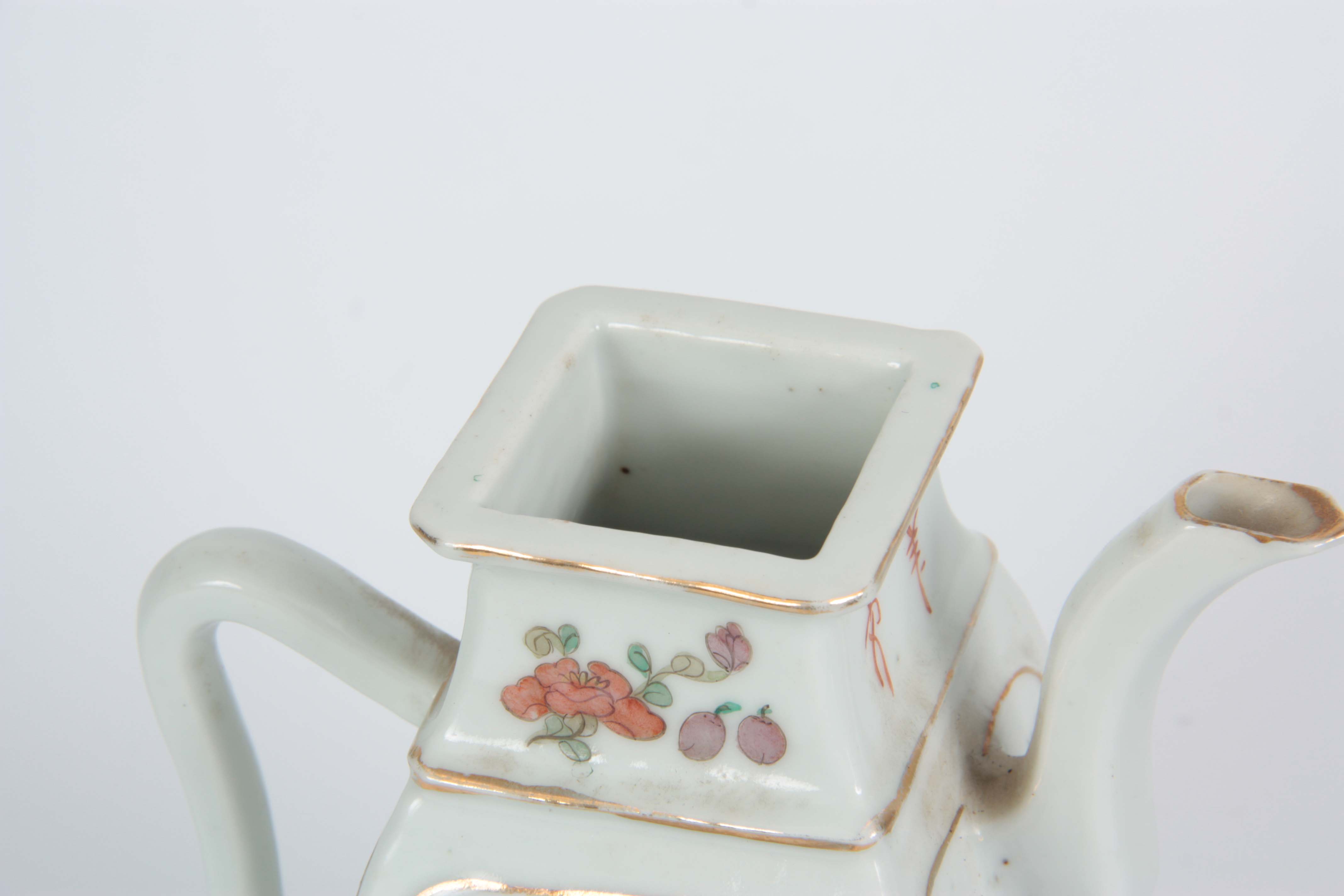 A 19th CENTURY CHINESE FAMILLE ROSE PORCELAIN TEAPOT the body with painted panels depicting oriental - Image 6 of 7