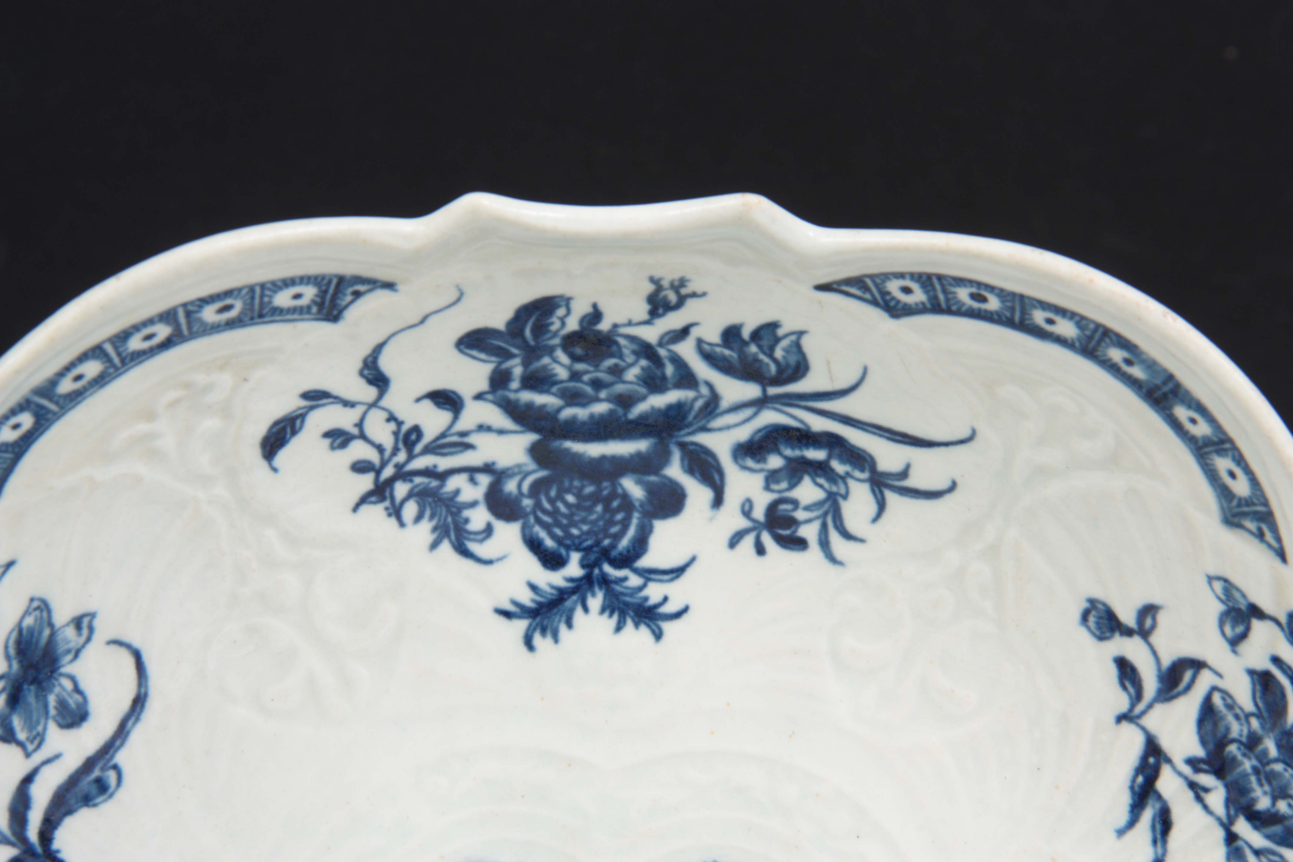 A FIRST PERIOD WORCESTER BLUE AND WHITE SCALLOP EDGE JUNKET DISH decorated flower spray decoration - Image 5 of 6