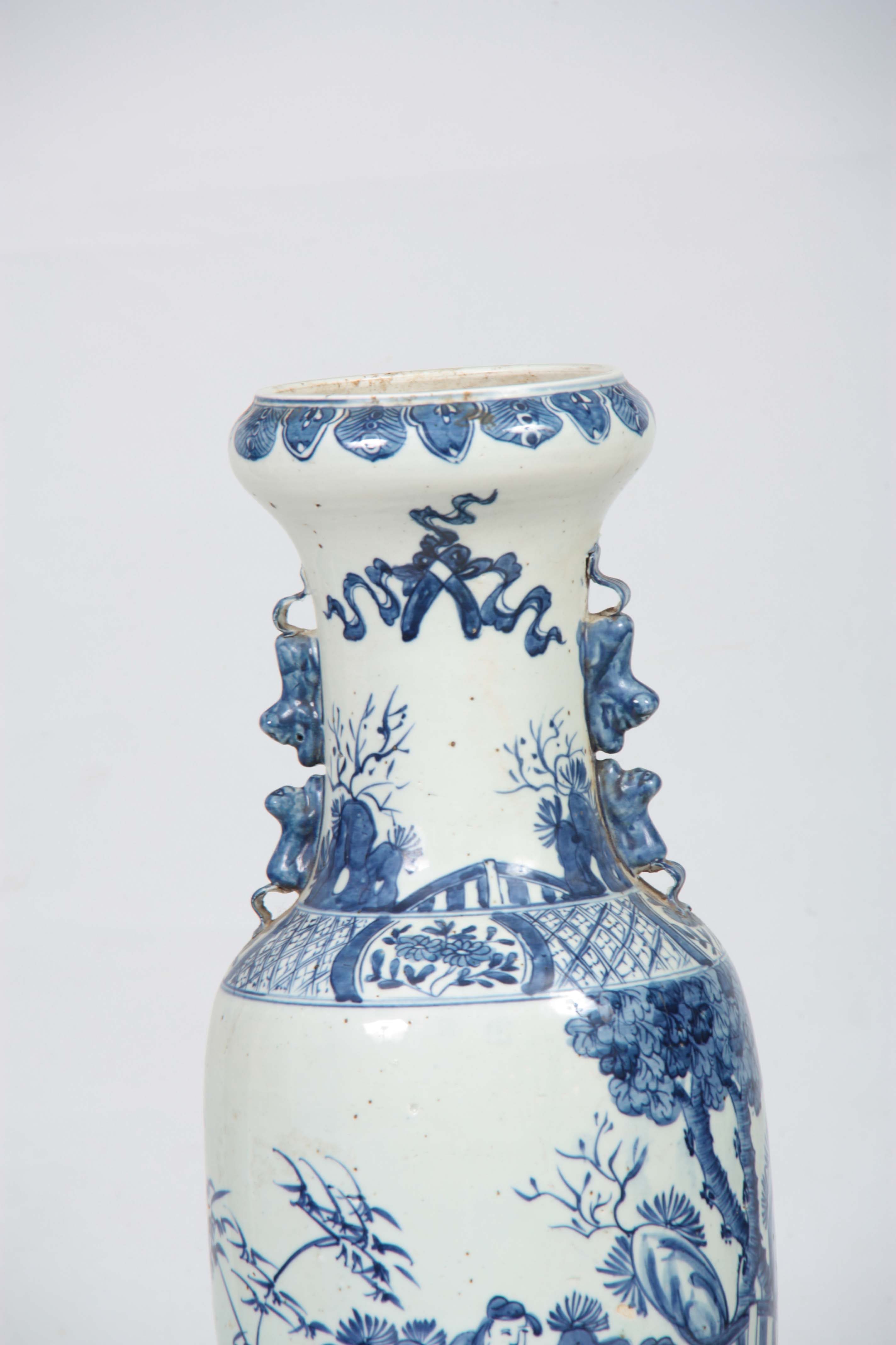A LARGE 19TH CENTURY CHINESE BLUE AND WHITE VASE h - Image 4 of 6