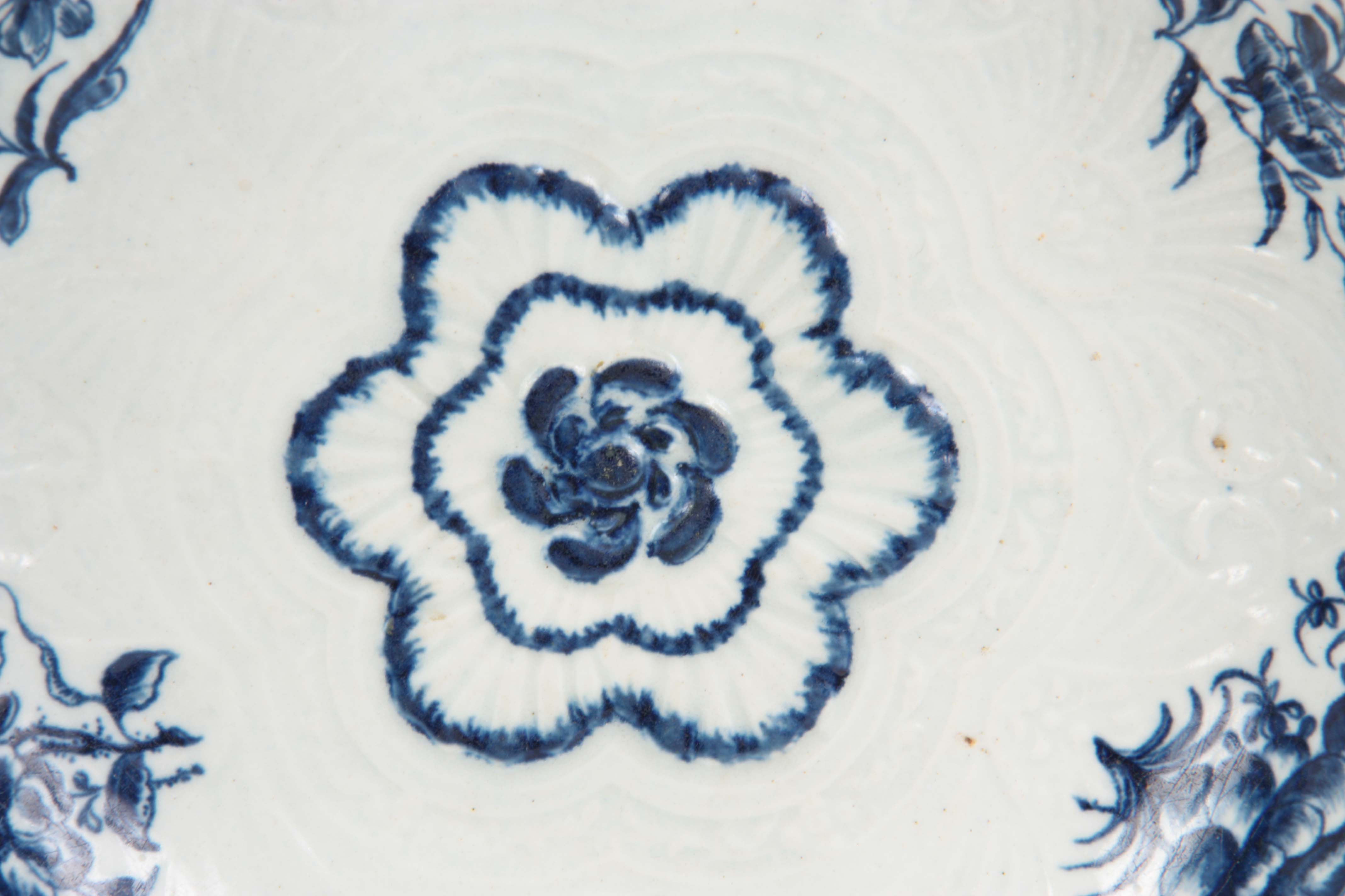 A FIRST PERIOD WORCESTER BLUE AND WHITE SCALLOP EDGE JUNKET DISH decorated flower spray decoration - Image 2 of 6