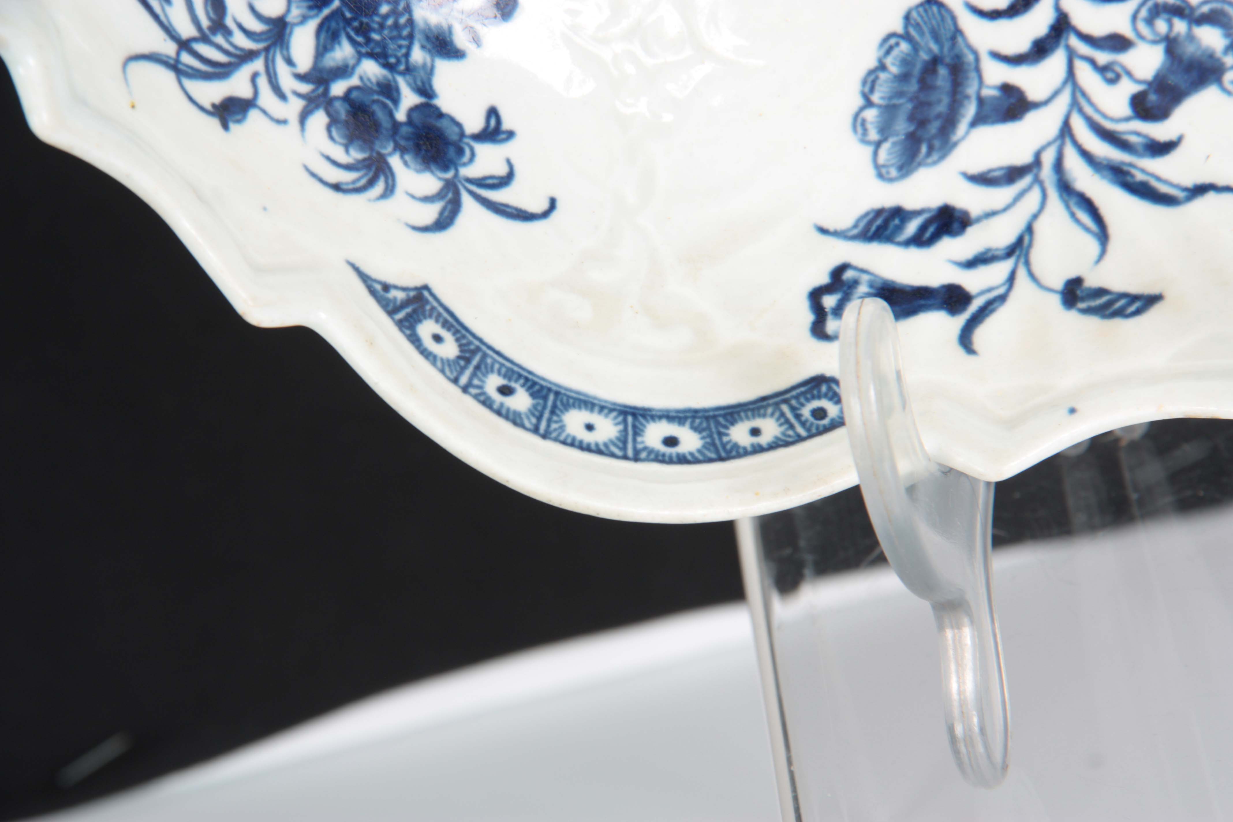 A FIRST PERIOD WORCESTER BLUE AND WHITE SCALLOP EDGE JUNKET DISH decorated flower spray decoration - Image 4 of 6