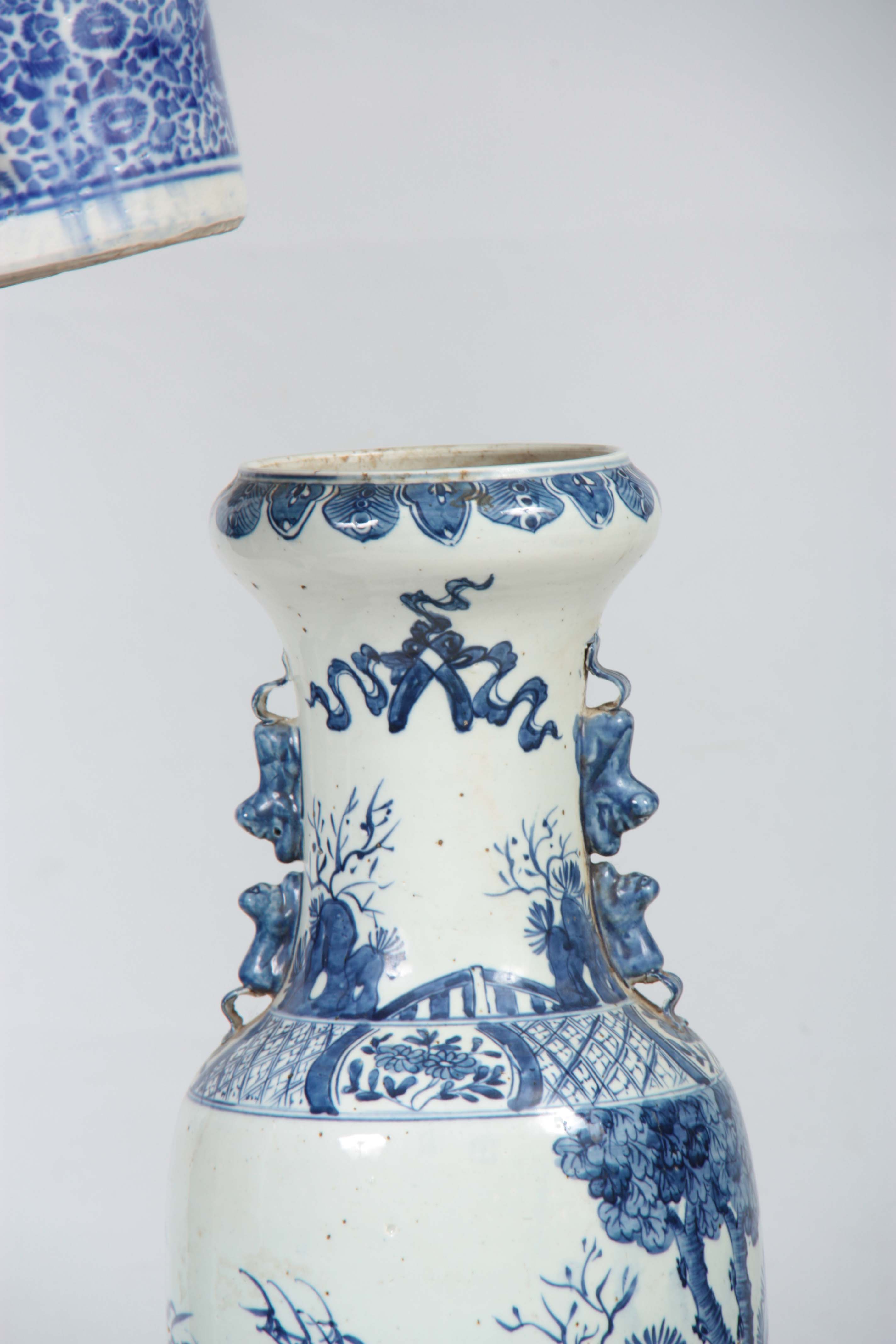 A LARGE 19TH CENTURY CHINESE BLUE AND WHITE VASE h - Image 3 of 6