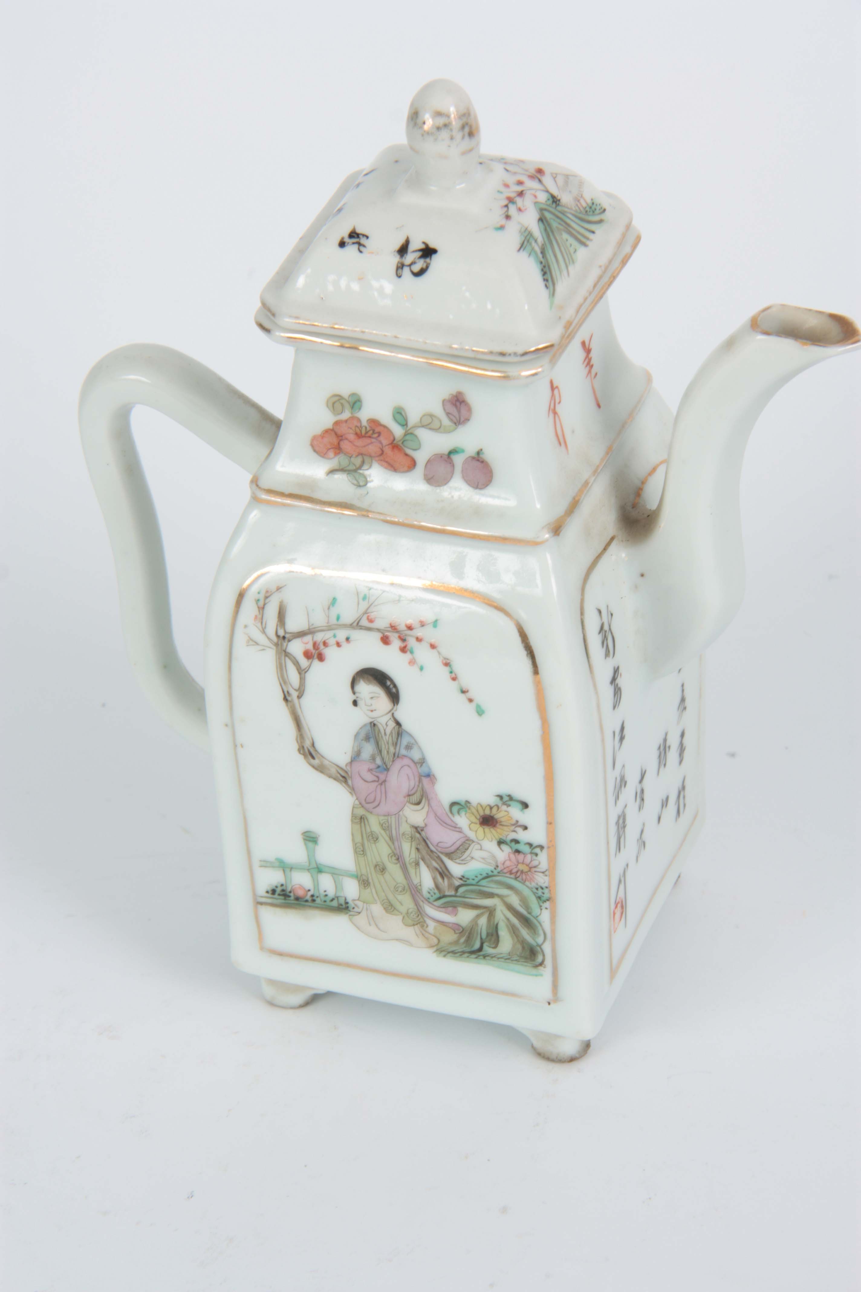 A 19th CENTURY CHINESE FAMILLE ROSE PORCELAIN TEAPOT the body with painted panels depicting oriental - Image 5 of 7