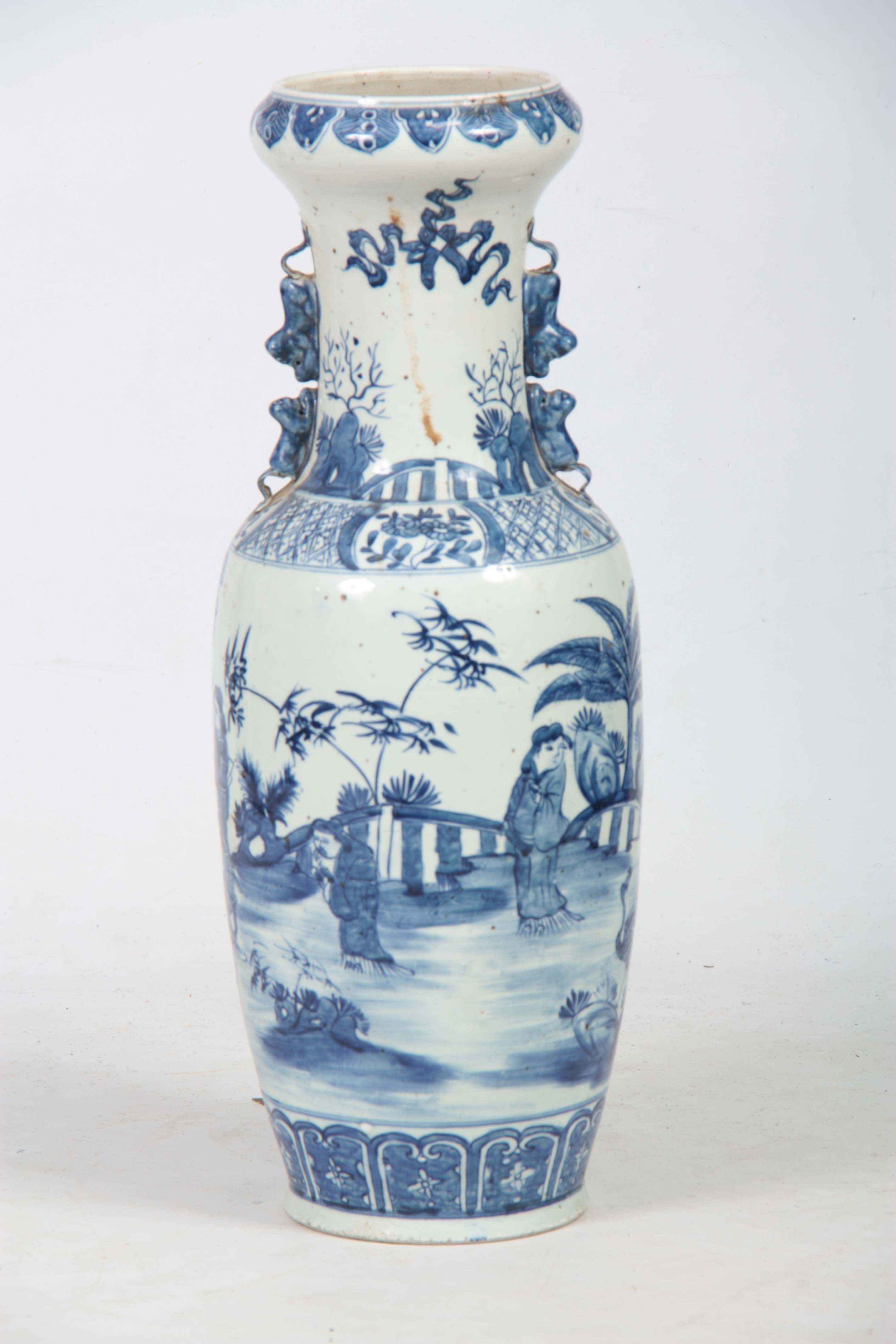 A LARGE 19TH CENTURY CHINESE BLUE AND WHITE VASE h - Image 2 of 6