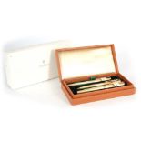 A CASED SET OF 18CT GOLD PARKER PENS comprising a ballpoint pen, fountain pen and retracting
